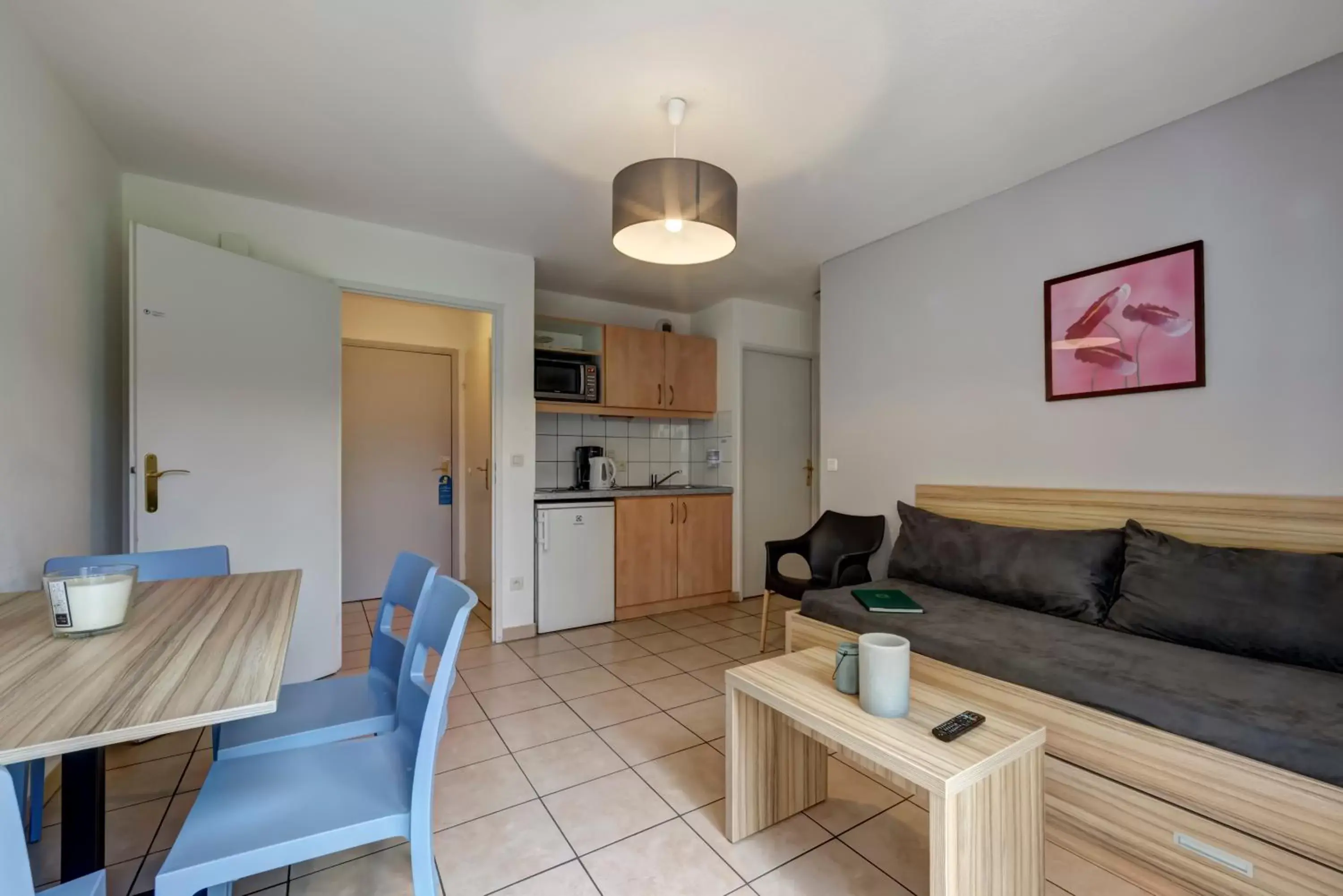 Kitchen or kitchenette, Seating Area in Zenitude Hôtel-Résidences L'Orée du Parc