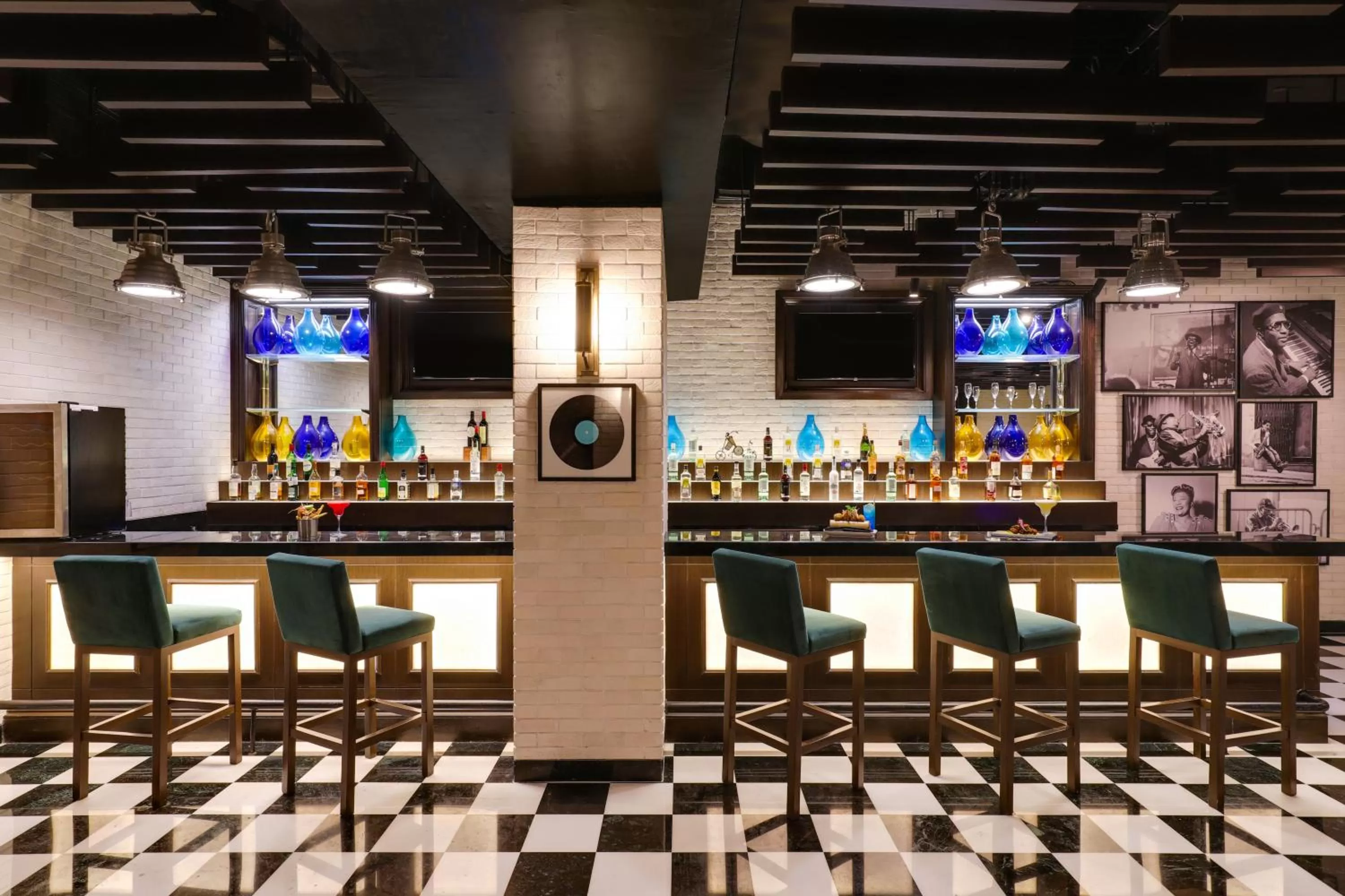 Lounge or bar in Lemon Tree Premier, Mumbai International Airport
