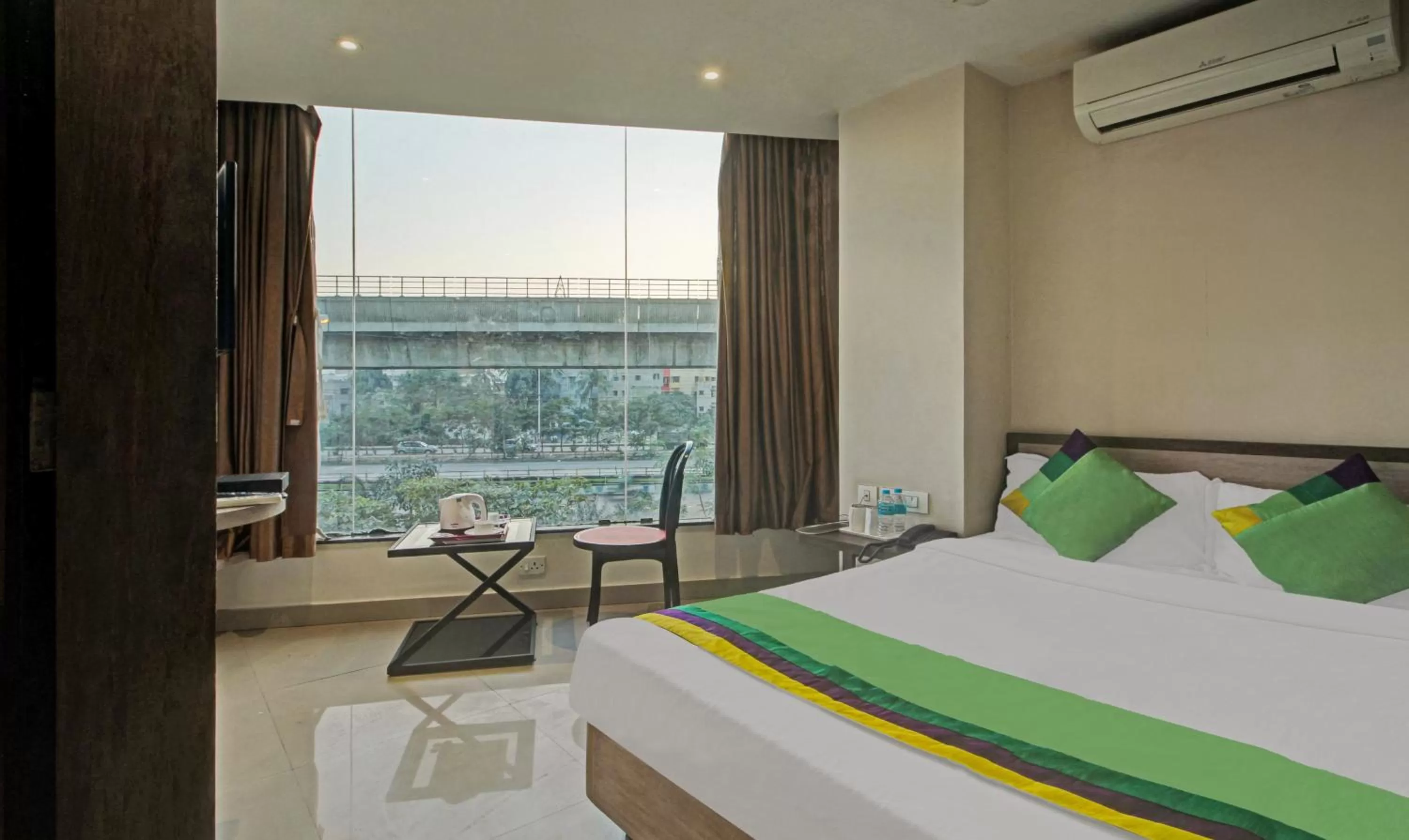 Bed in Treebo Glassotel Near Ruby Hospital