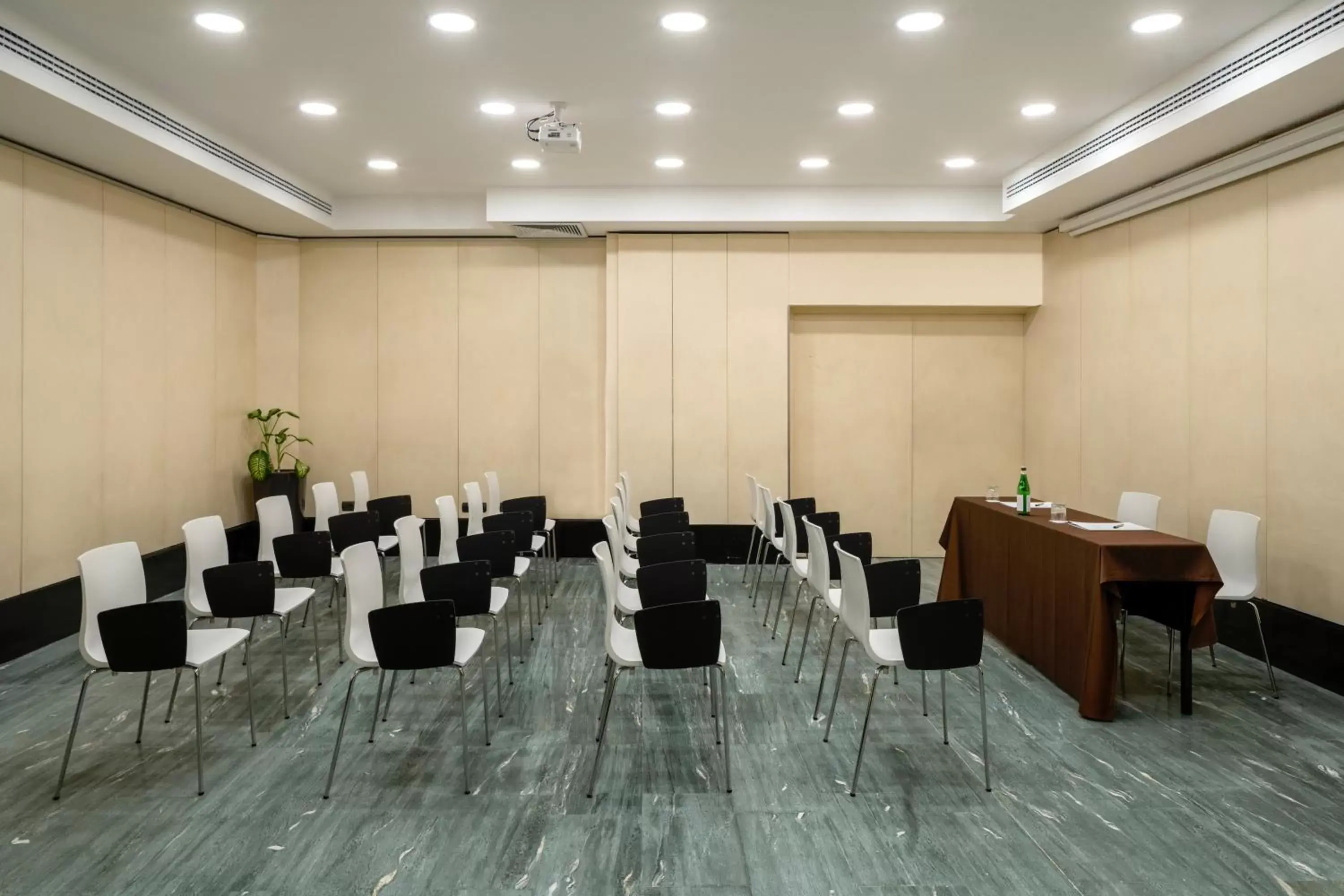 Meeting/conference room in UNAHOTELS Galles Milano