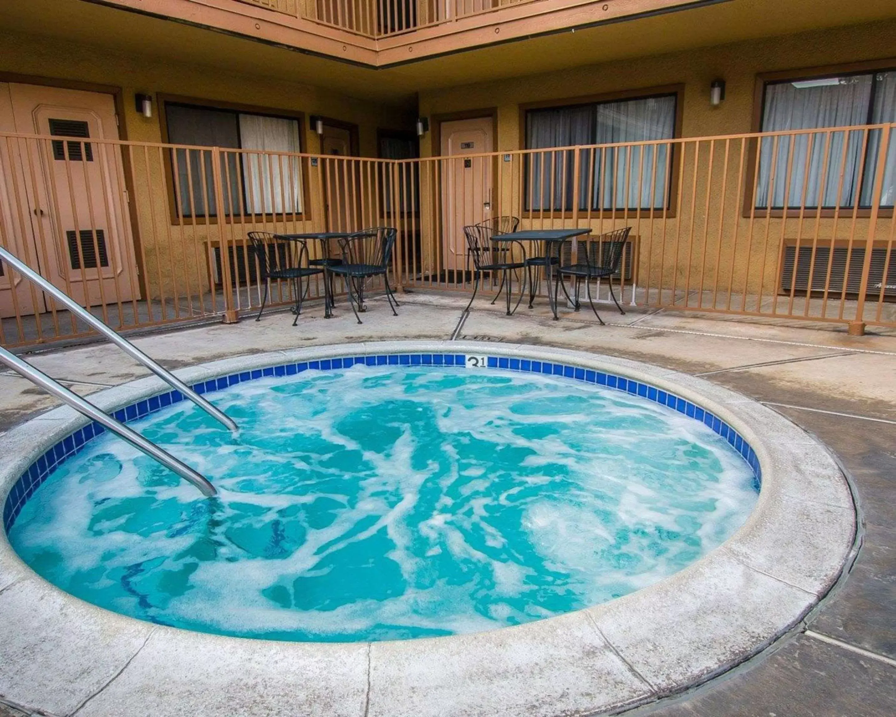 Swimming Pool in Palm Inn Hotel near Tyler Mall Riverside