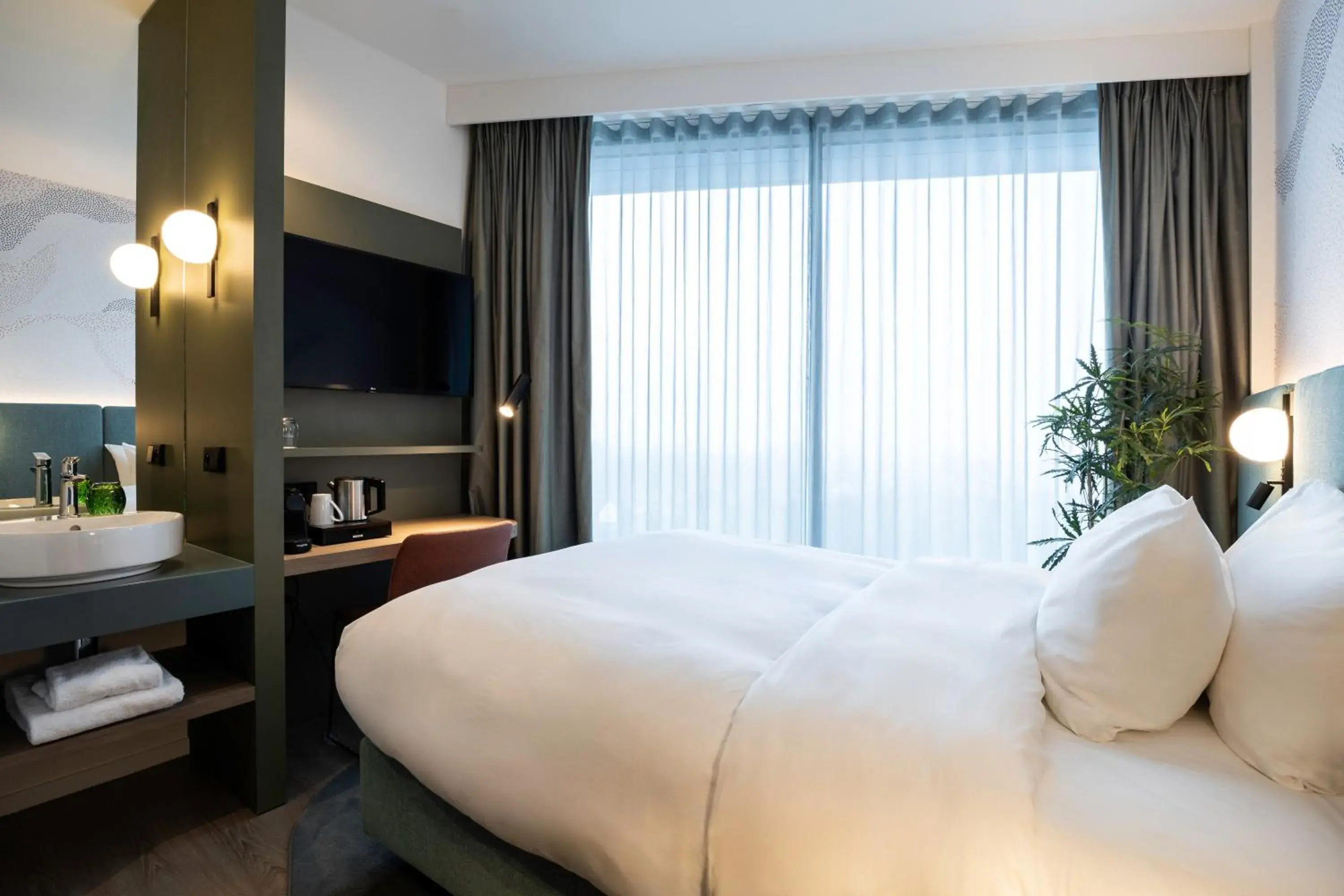 Photo of the whole room, Bed in voco Brussels City North, an IHG Hotel