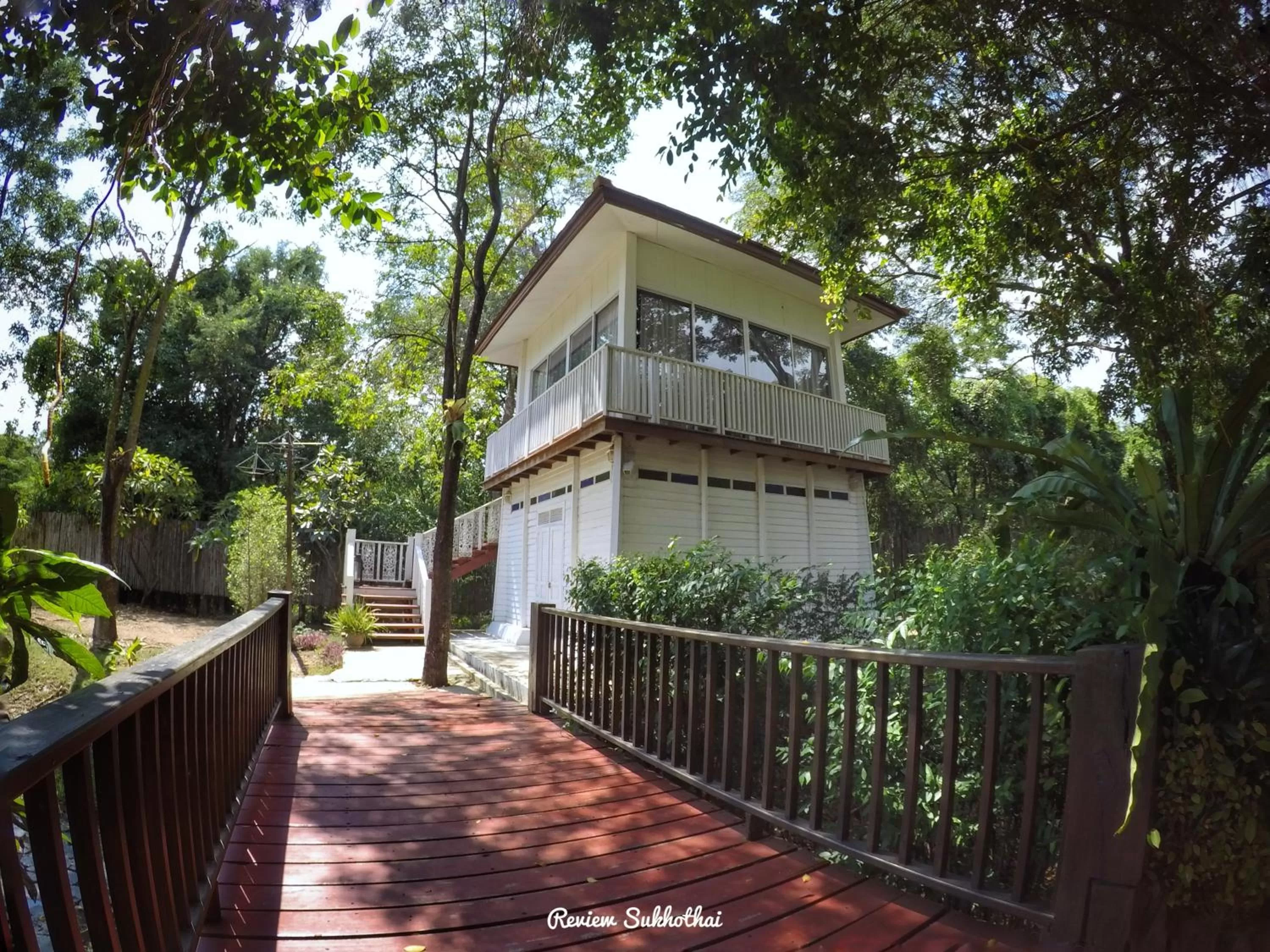 Property building in Tharaburi Resort