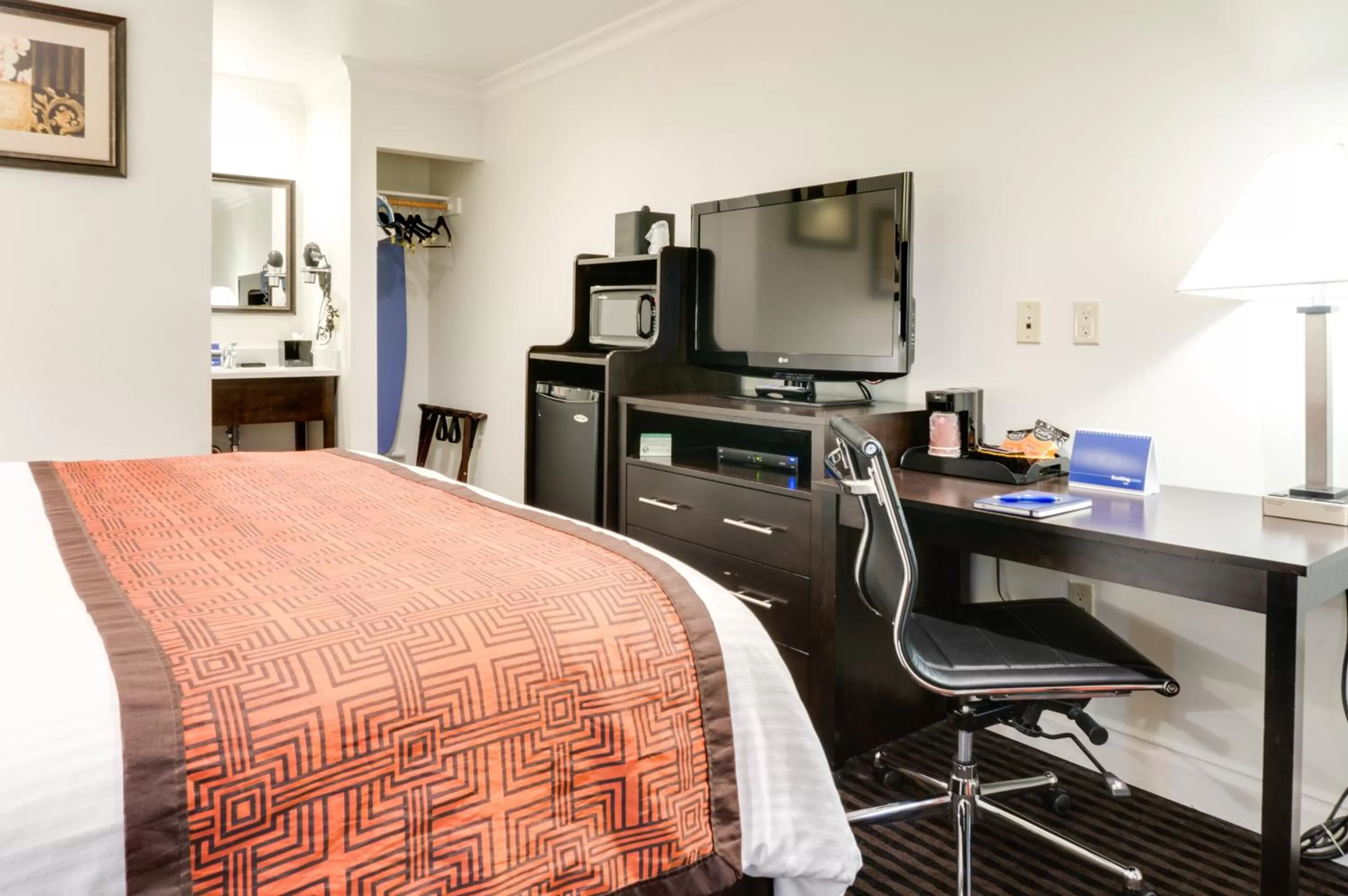 Photo of the whole room, Bed in Seaside Inn