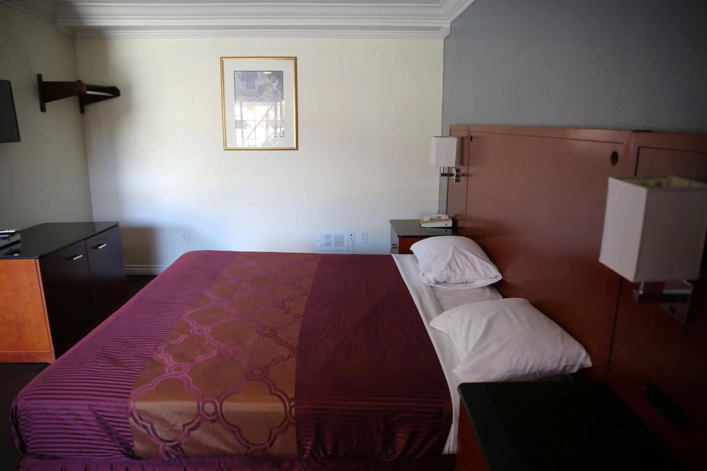 Bed in Chateau Inn & Suites