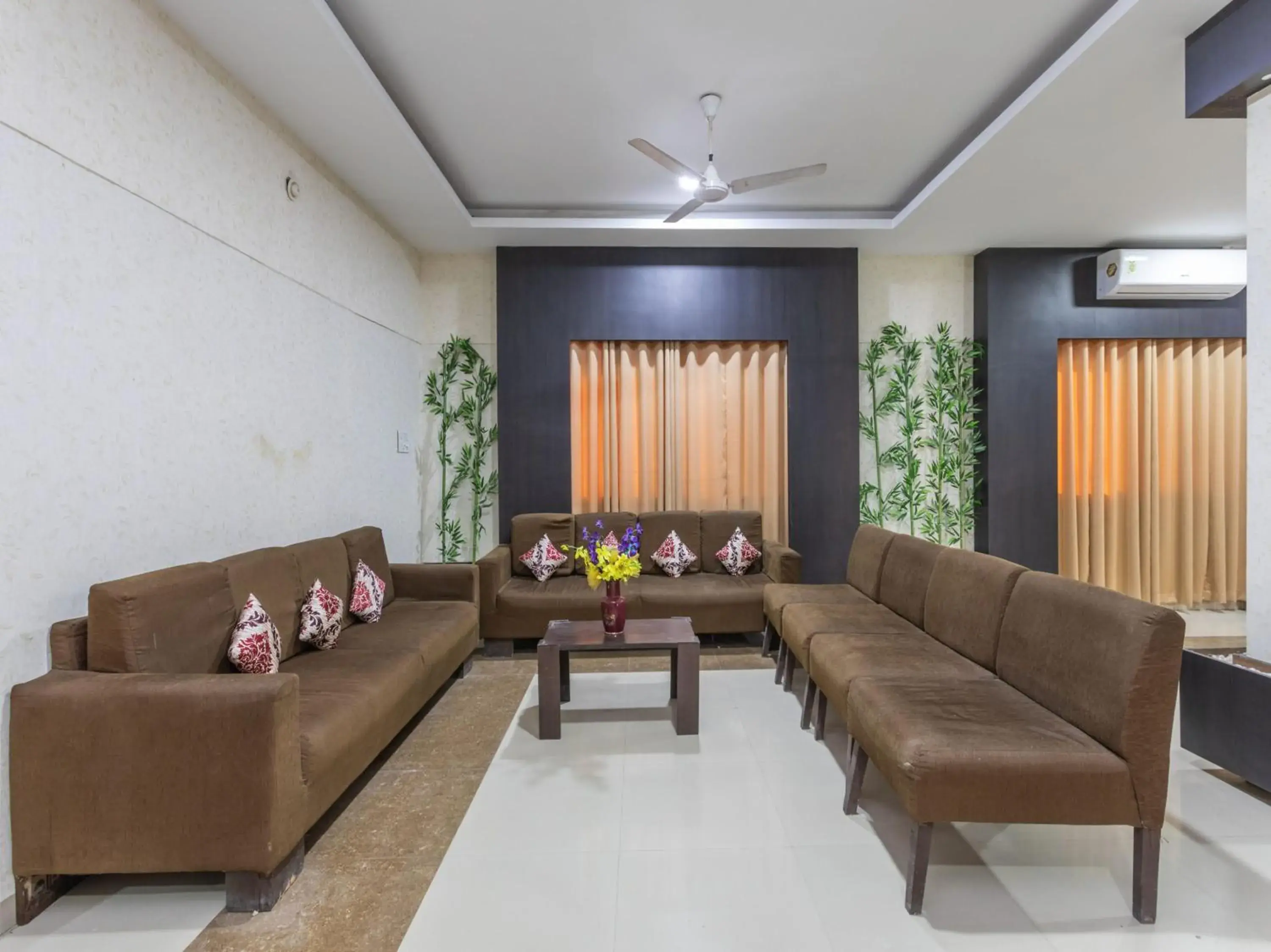 Lobby or reception, Seating Area in Super OYO Townhouse 271 De Alphabet