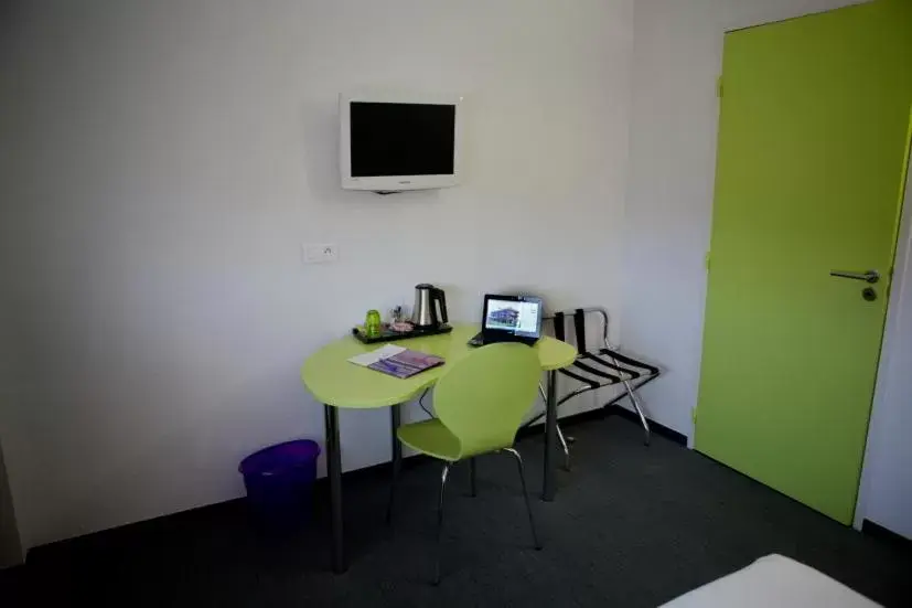 Bedroom, TV/Entertainment Center in The Originals City, Hôtel Anaïade, Saint-Nazaire (Inter-Hotel)