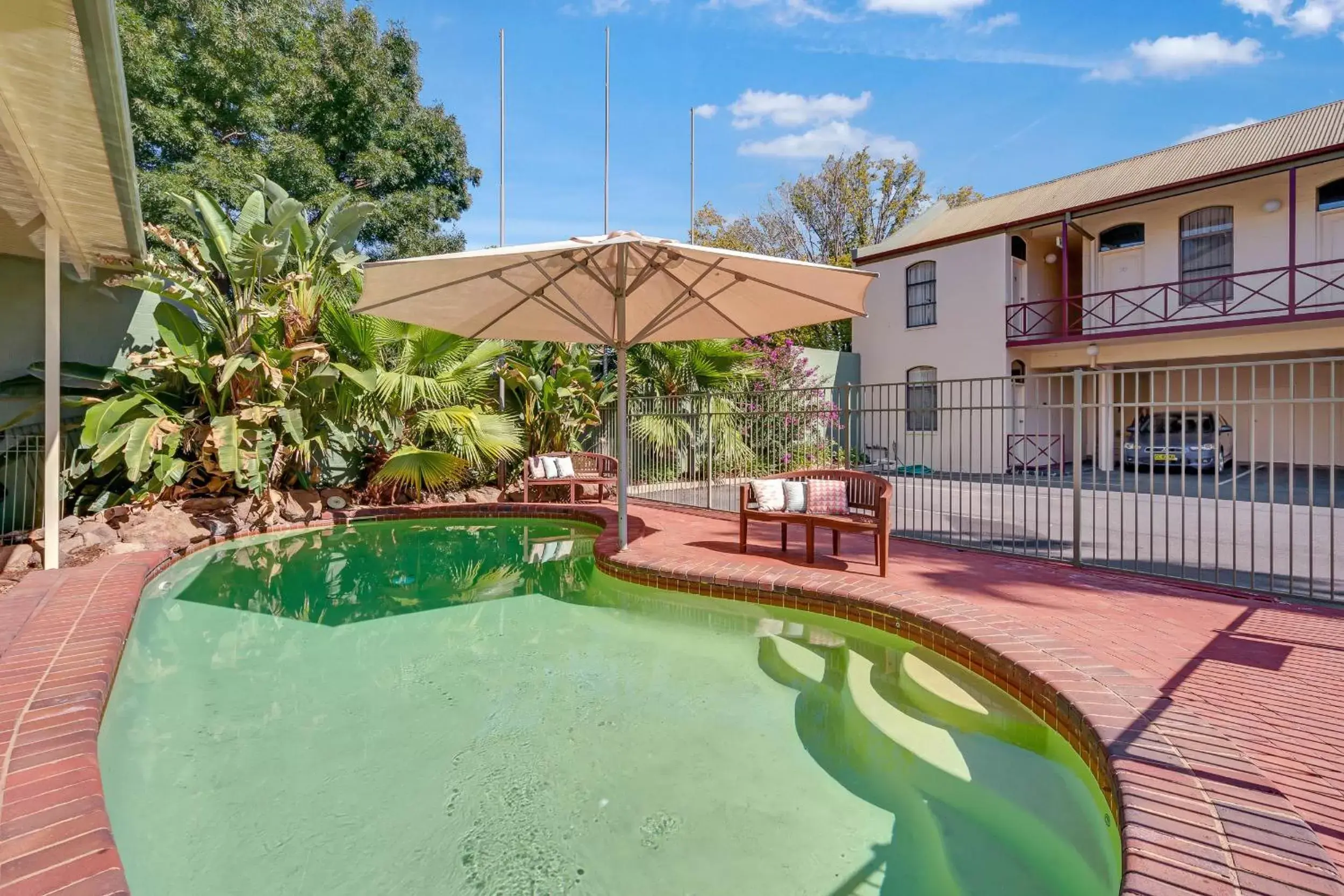 Swimming Pool in Prince of Wales Motor Inn