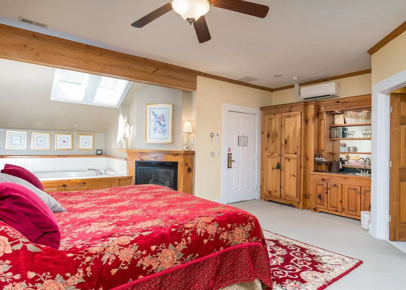 Bed in Highland Lake Inn & Resort - Flat Rock