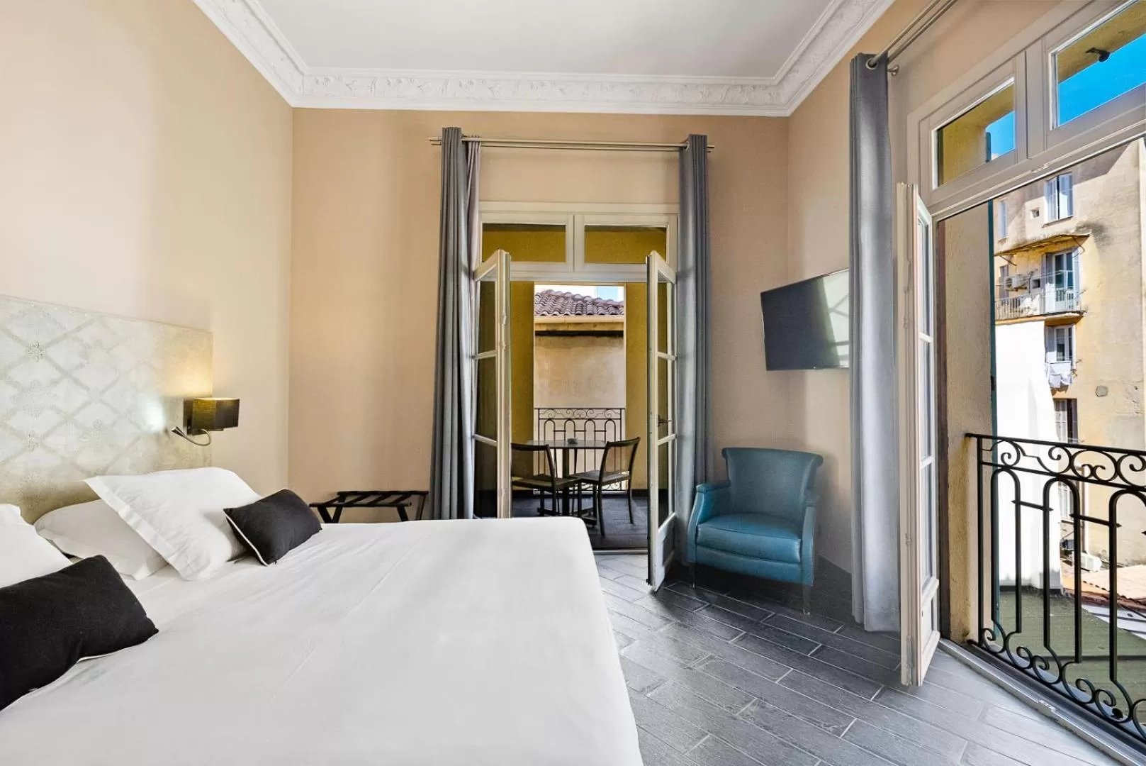 Balcony/Terrace, Bed in Hotel POZZO DI BORGO