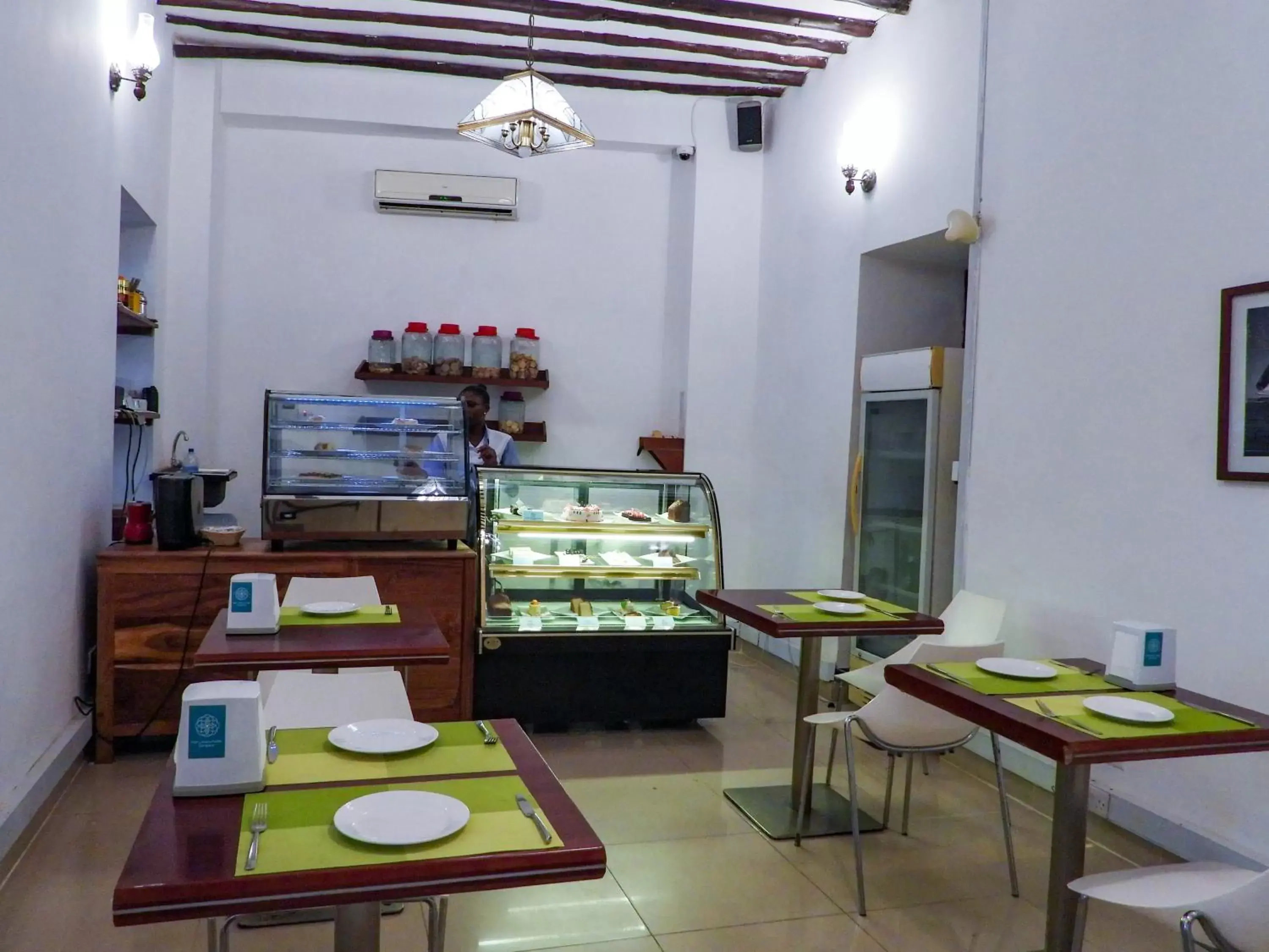Coffee/tea facilities, Restaurant/Places to Eat in Maru Maru Hotel
