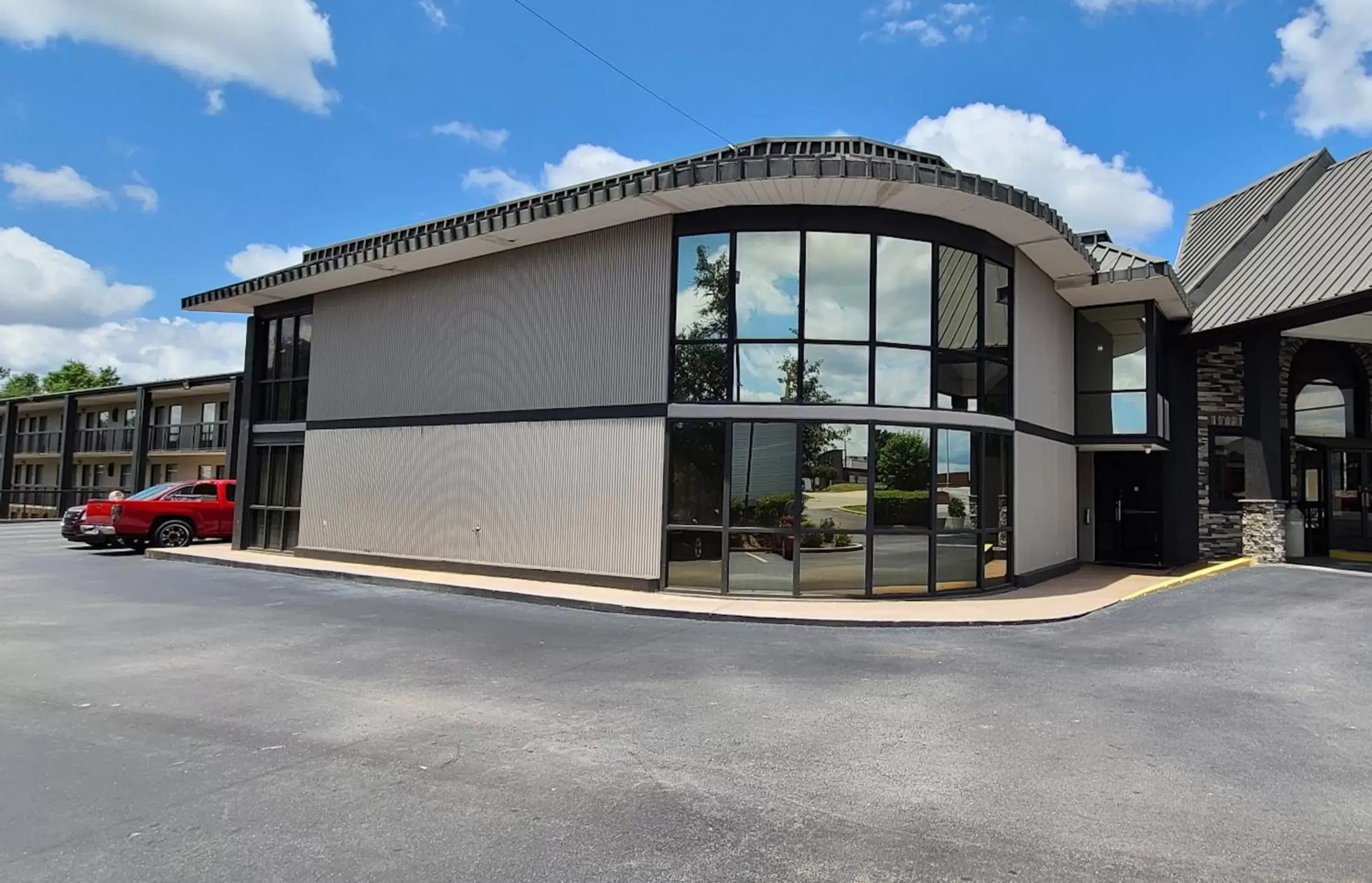 Property Building in Red Roof Inn & Suites Duncan