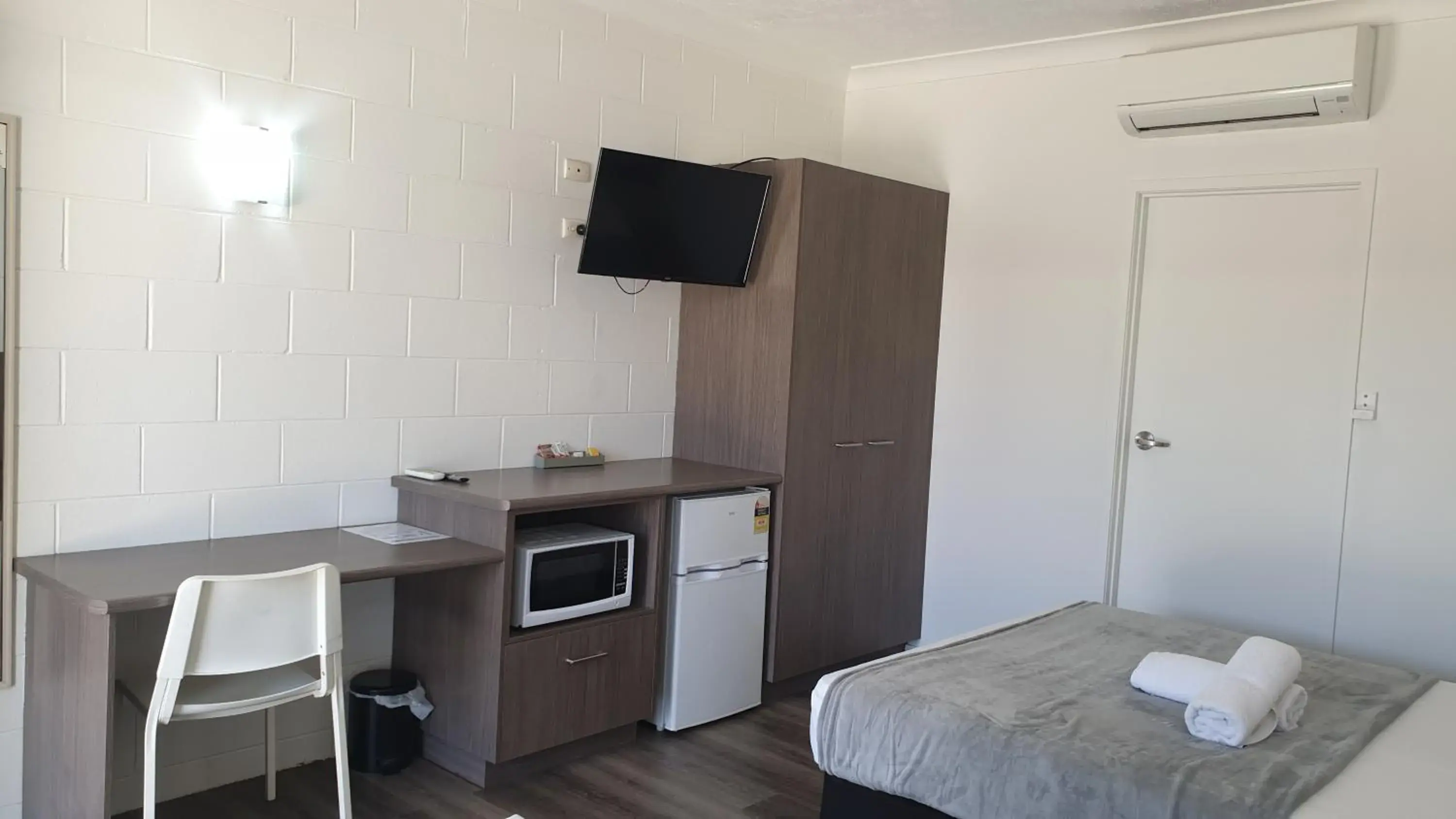 View (from property/room), TV/Entertainment Center in Townsville City Motel