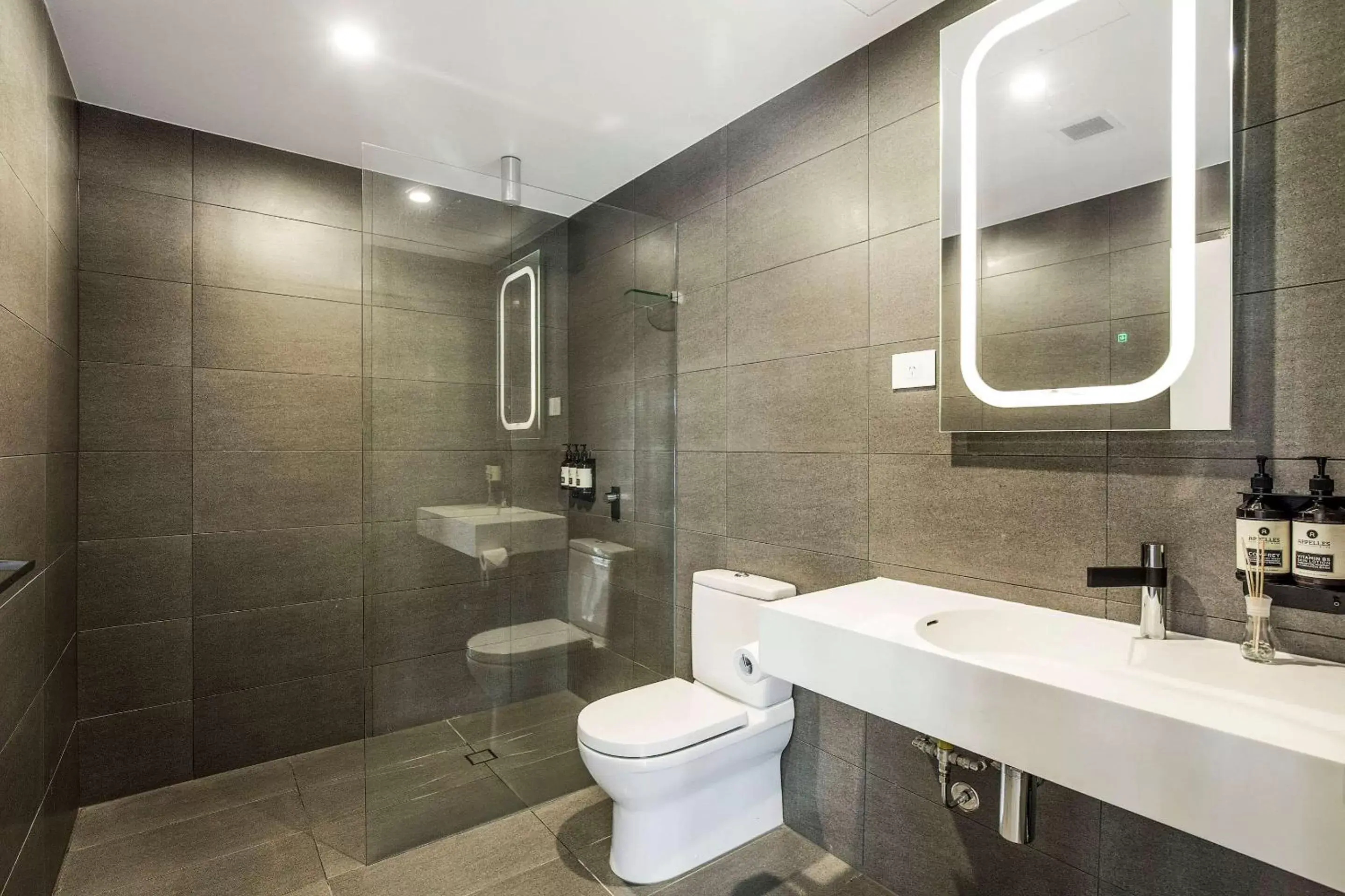 Toilet, Bathroom in The Kingsford Brisbane Airport, Ascend Hotel Collection