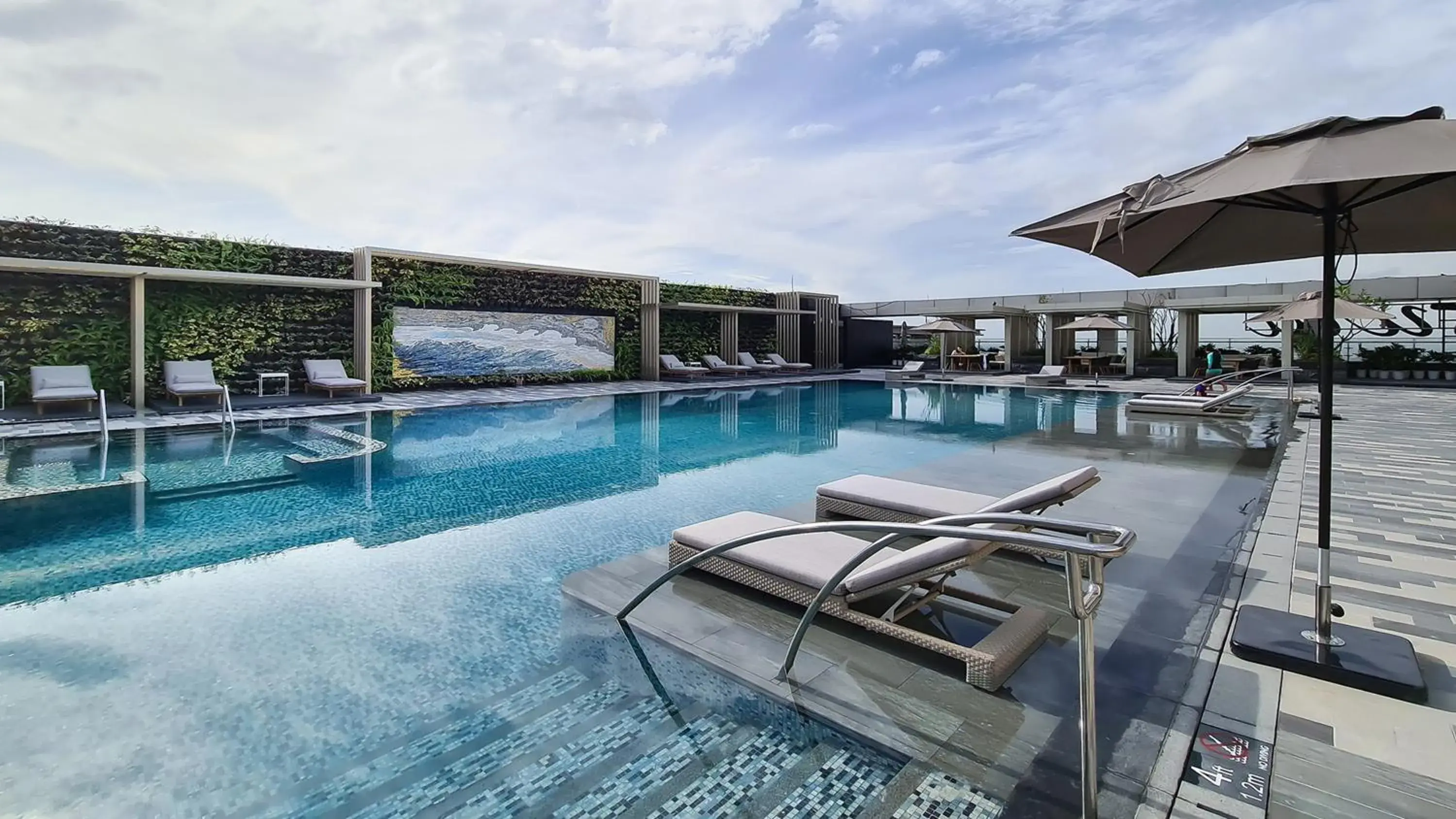 Swimming Pool in Hotel Okura Manila