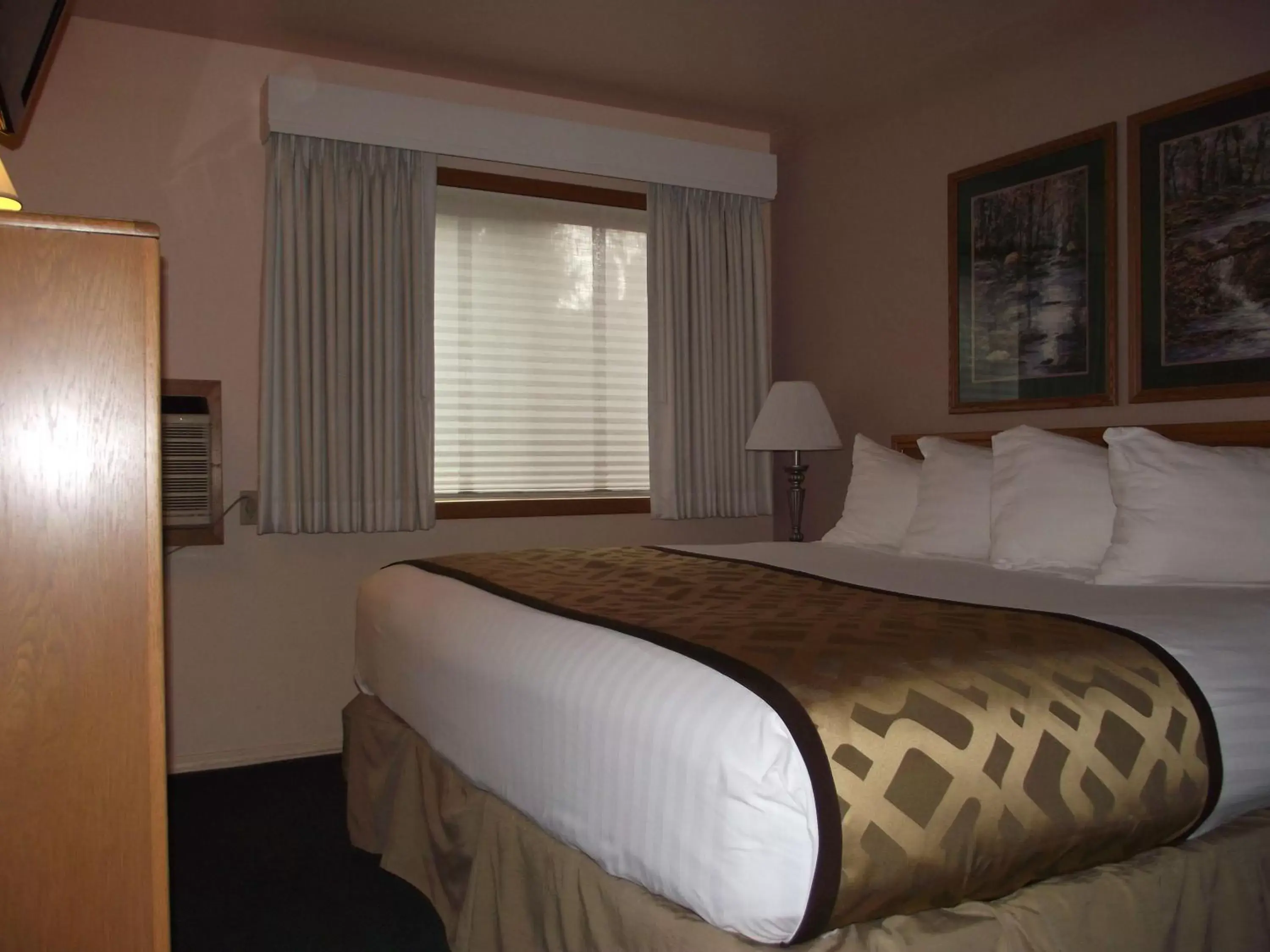 Photo of the whole room, Bed in RiverTree Inn & Suites