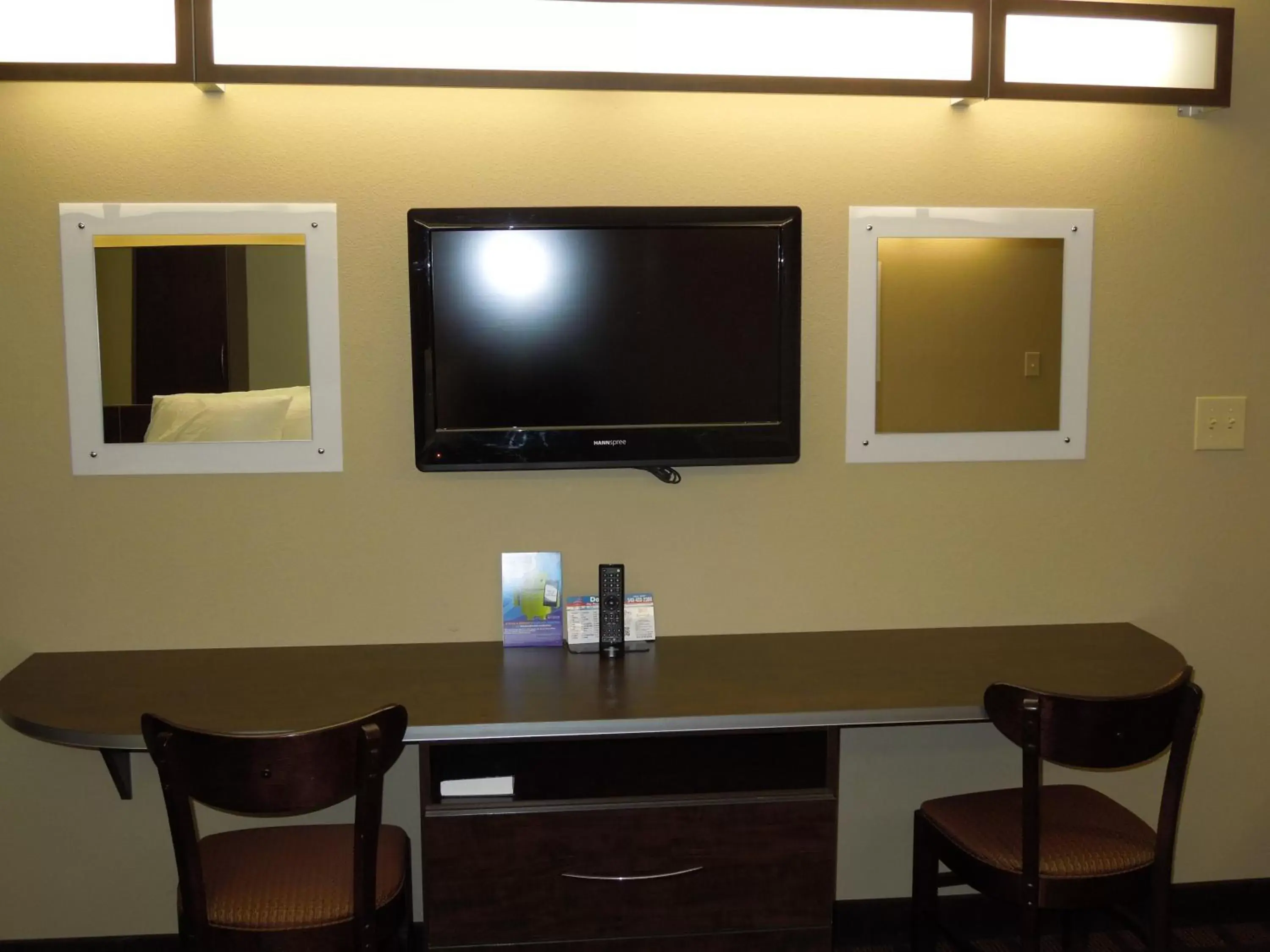 TV and multimedia, TV/Entertainment Center in Microtel Inn & Suites by Wyndham Harrisonburg