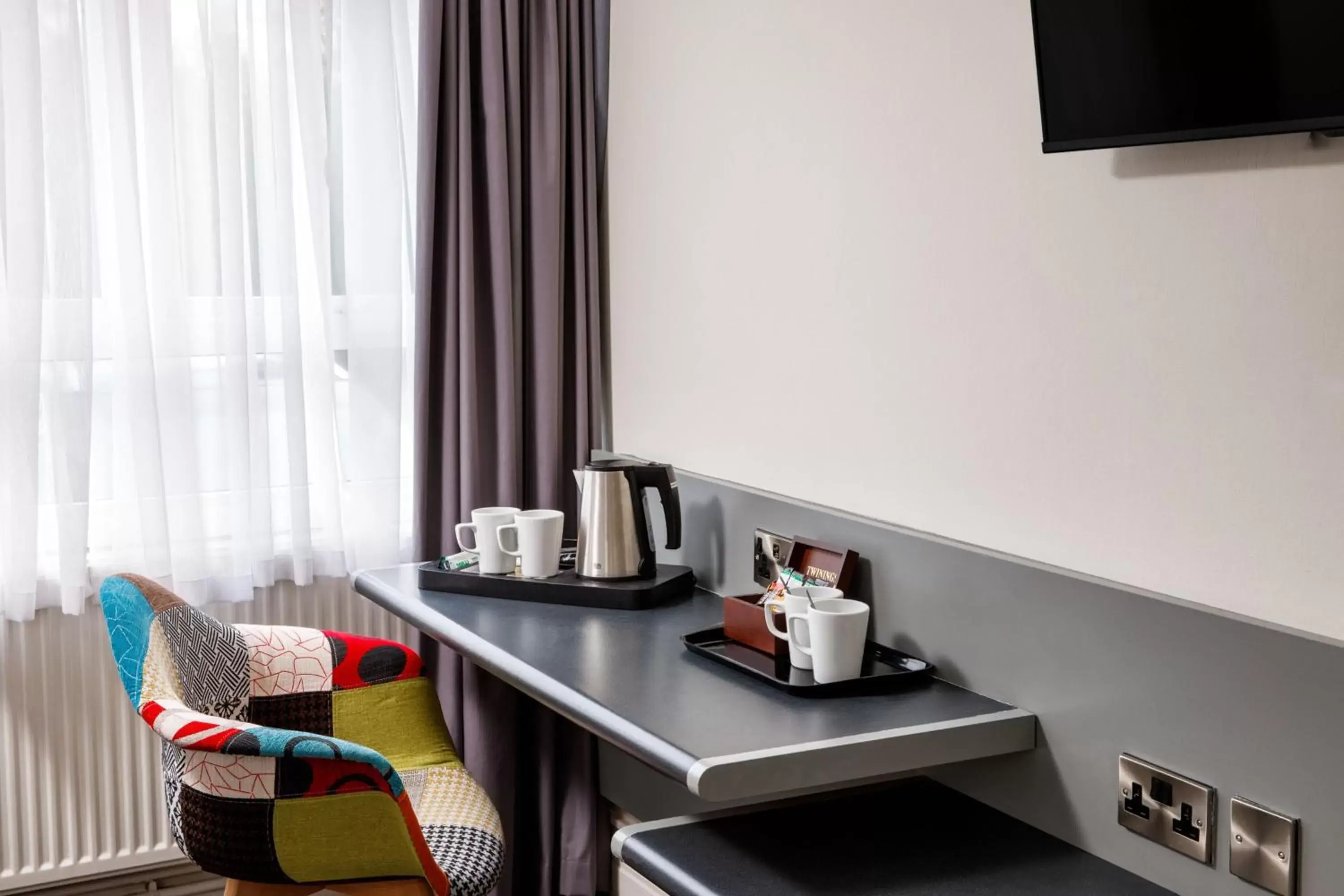 Bed, TV/Entertainment Center in Mercure Chester Abbots Well Hotel
