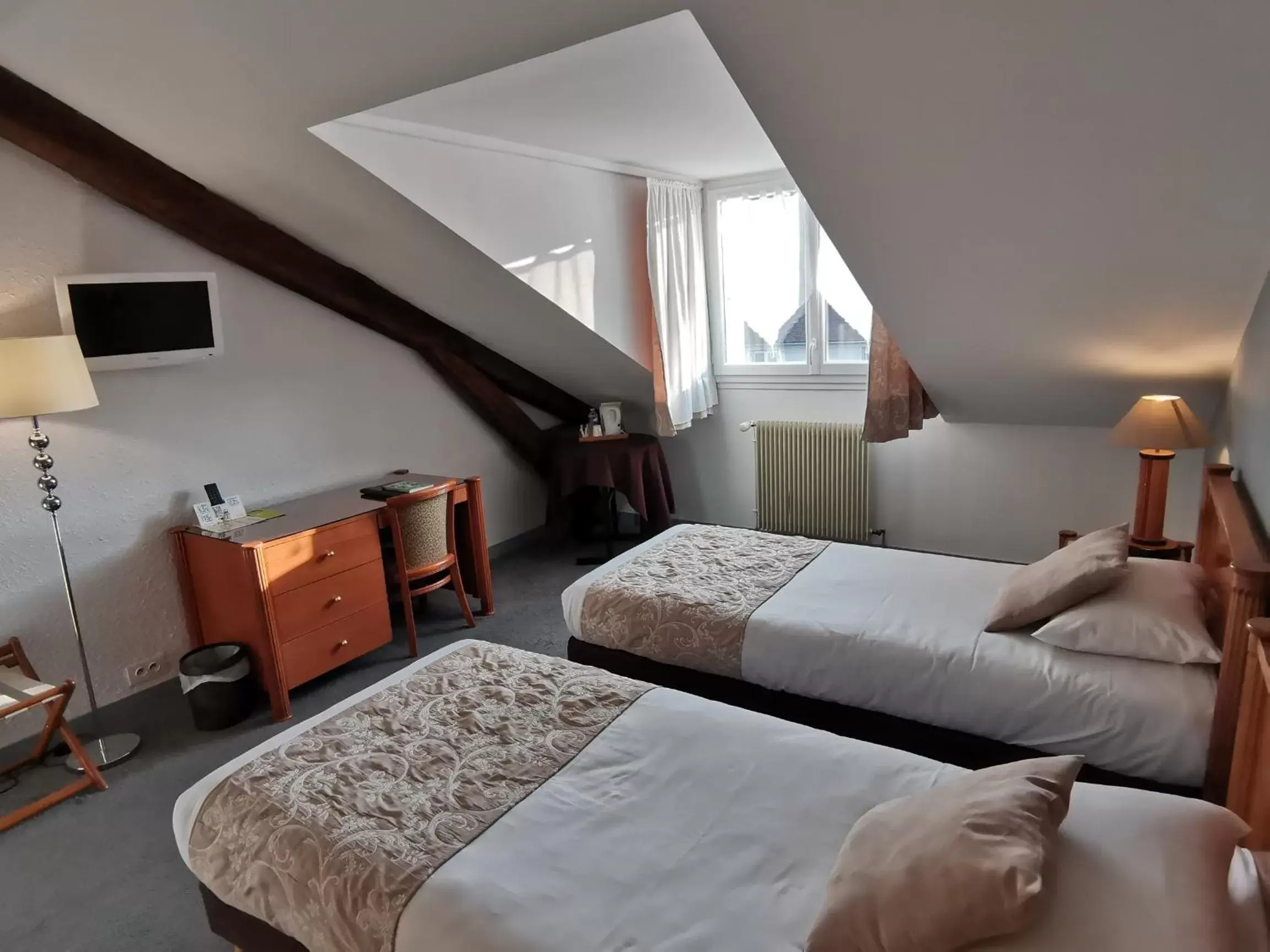 Property building, Bed in Logis Hotel Le Cerf