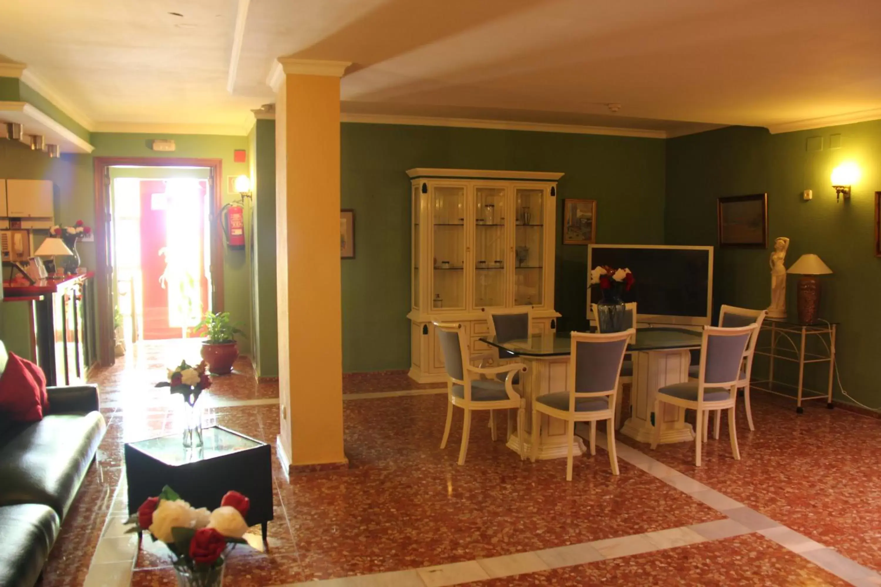 Seating area, Restaurant/Places to Eat in Hotel Vazquez Diaz