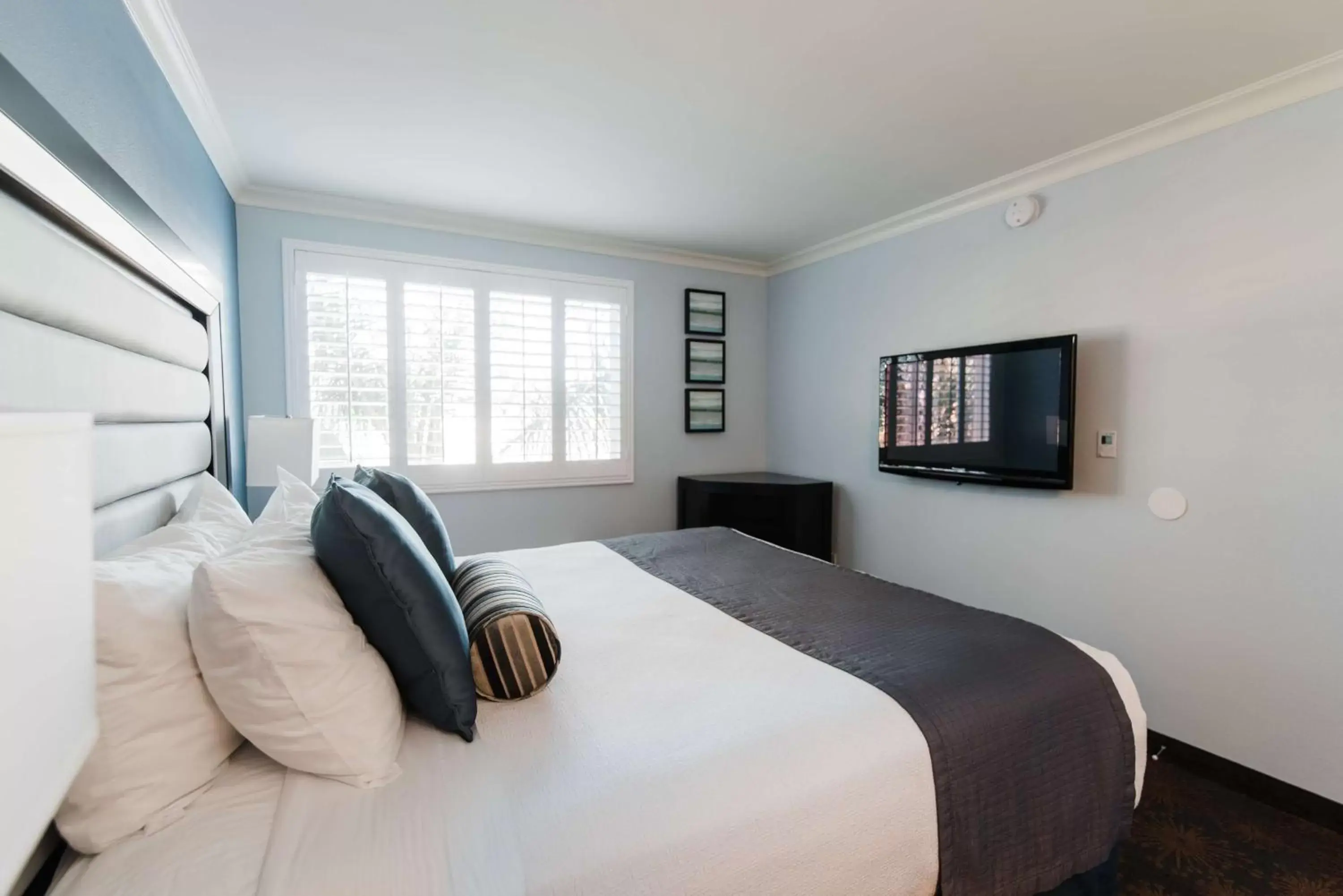 Bathroom, Bed in Best Western Plus Manhattan Beach Hotel