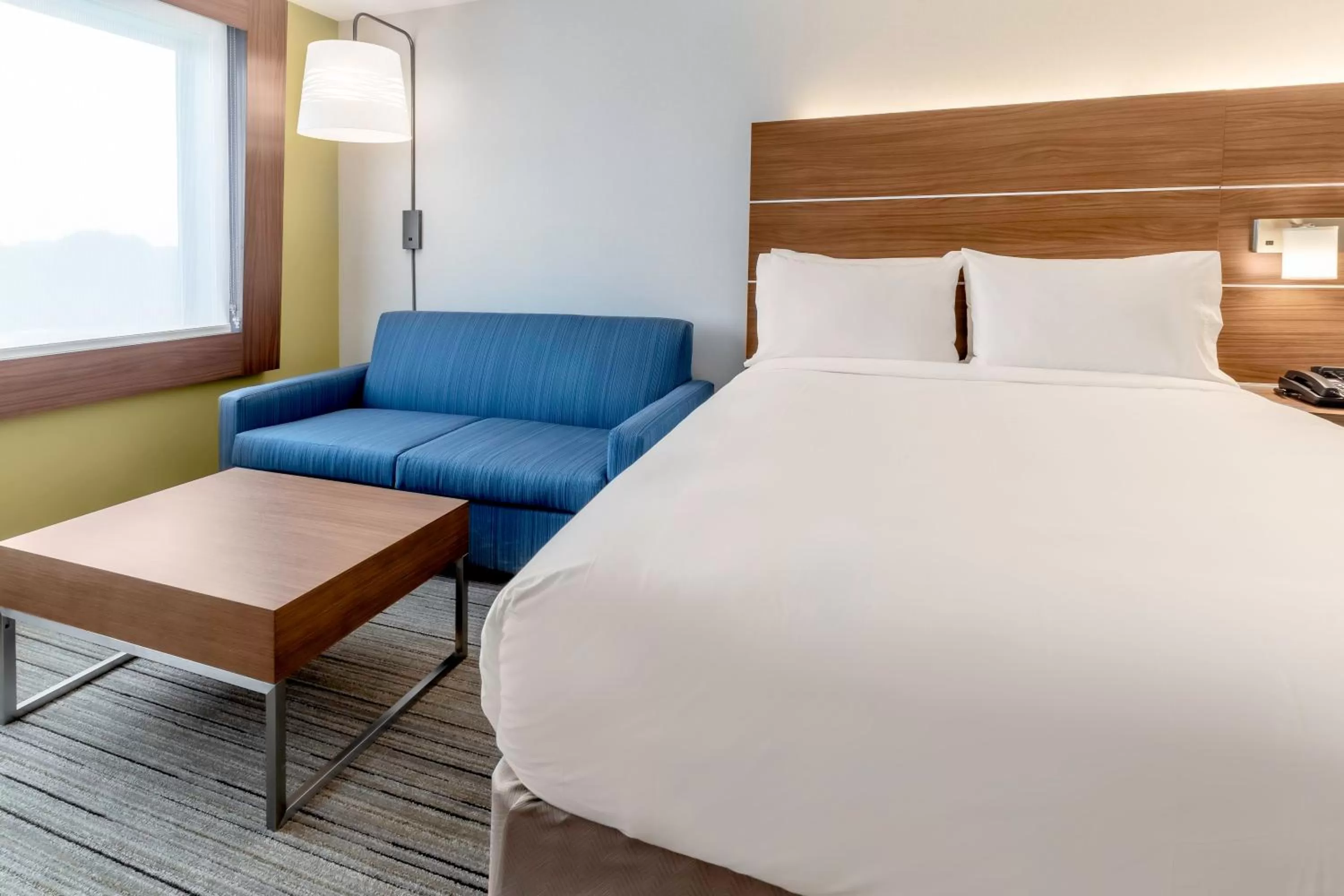 Photo of the whole room, Bed in Holiday Inn Express & Suites - Milwaukee West Allis by IHG