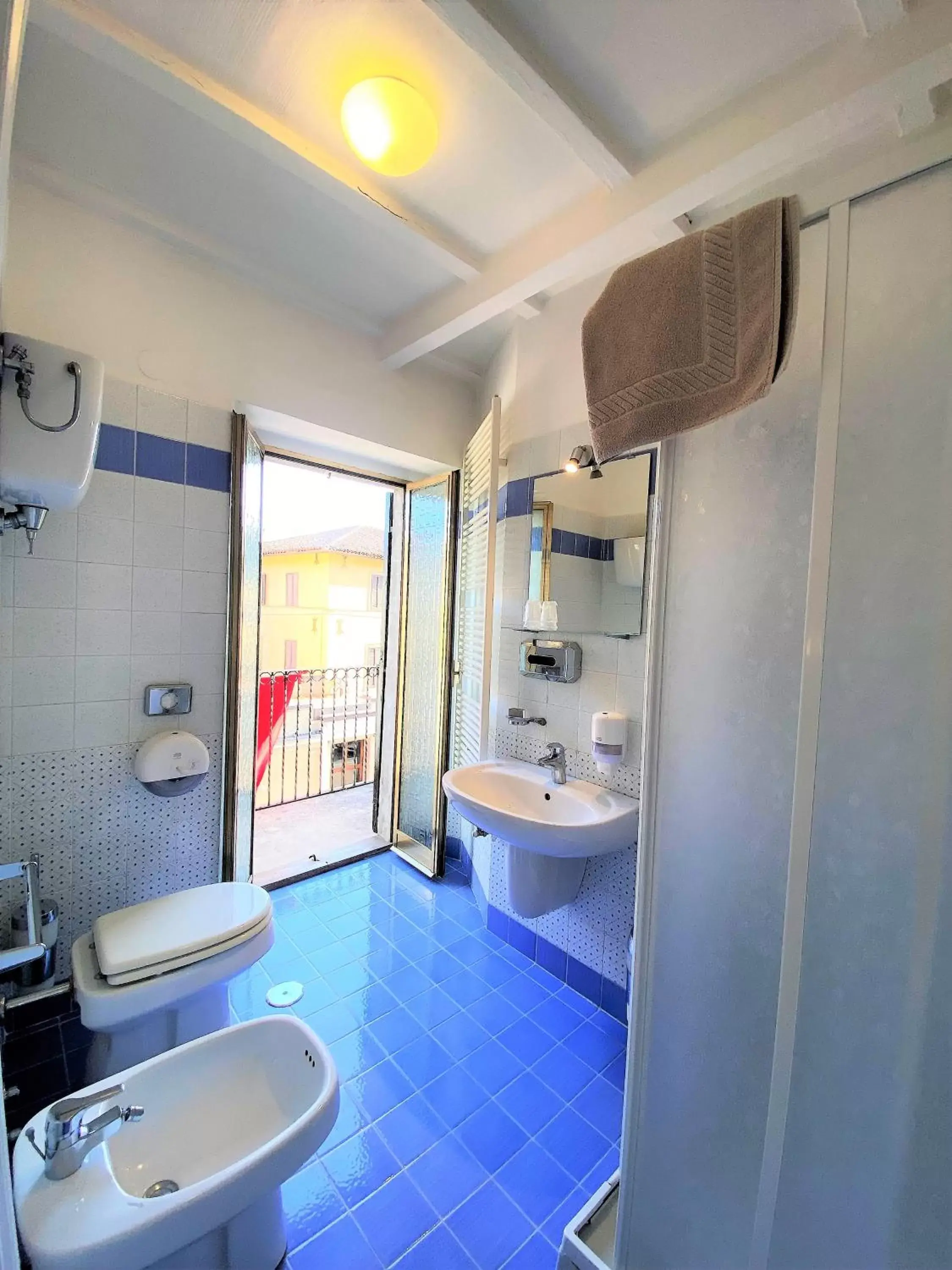 Toilet, Bathroom in Hotel San Francesco e il lupo