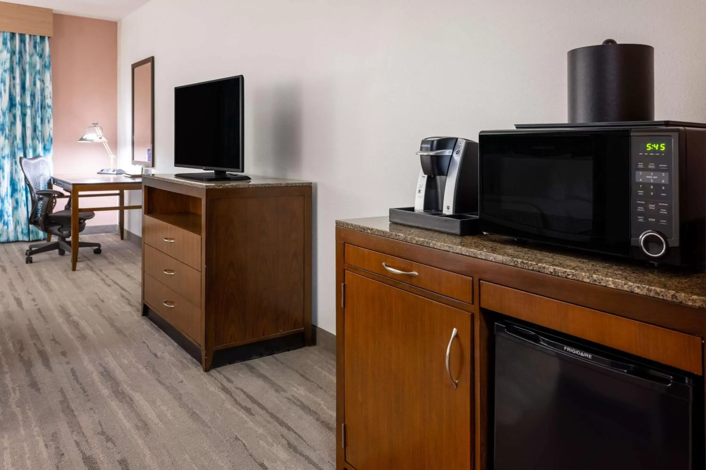 Bedroom, TV/Entertainment Center in Hilton Garden Inn Roanoke