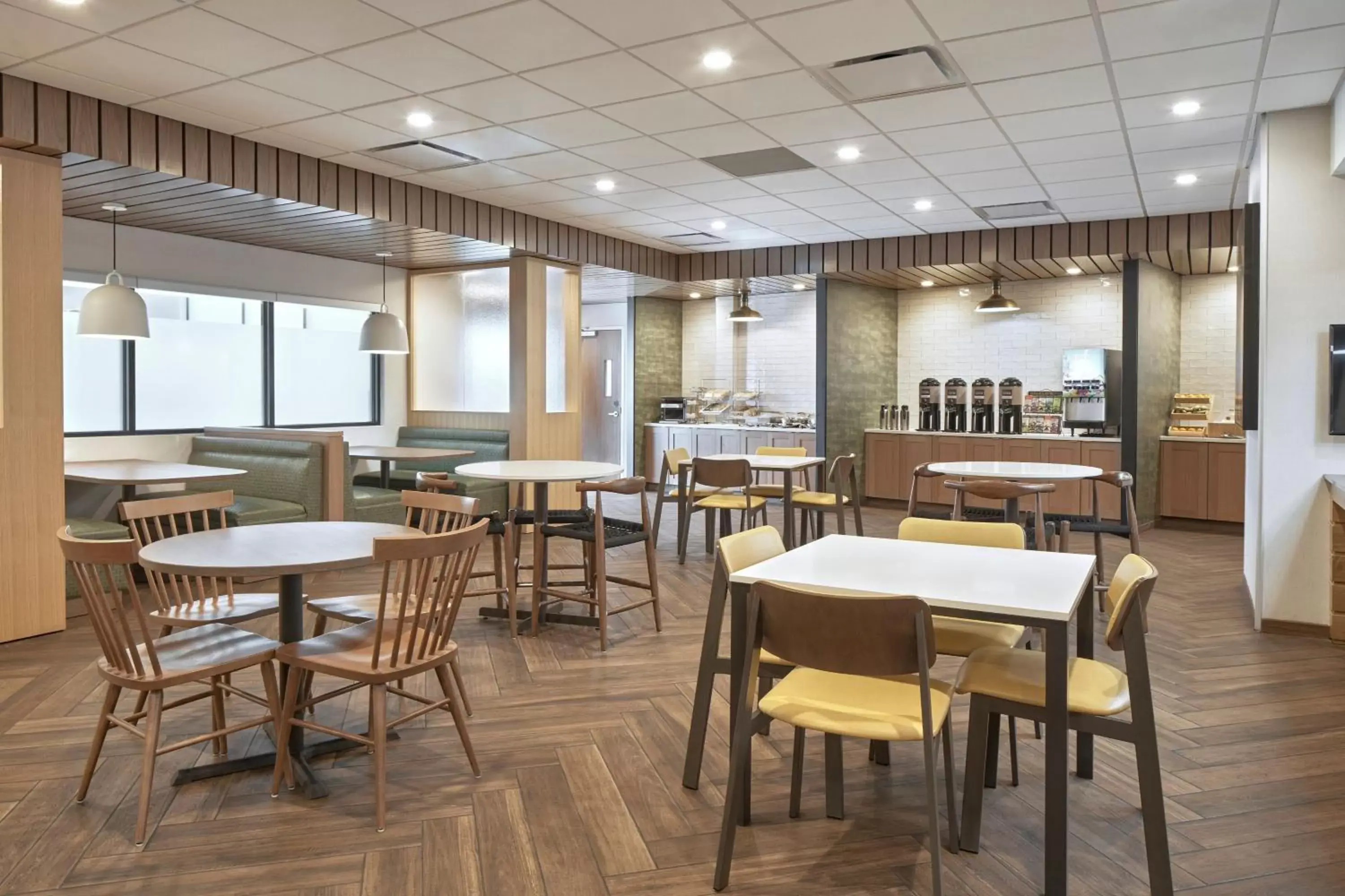 Breakfast in Fairfield Inn & Suites by Marriott Penticton Breakfast in Fairfield Inn & Suites by Marriott Penticton