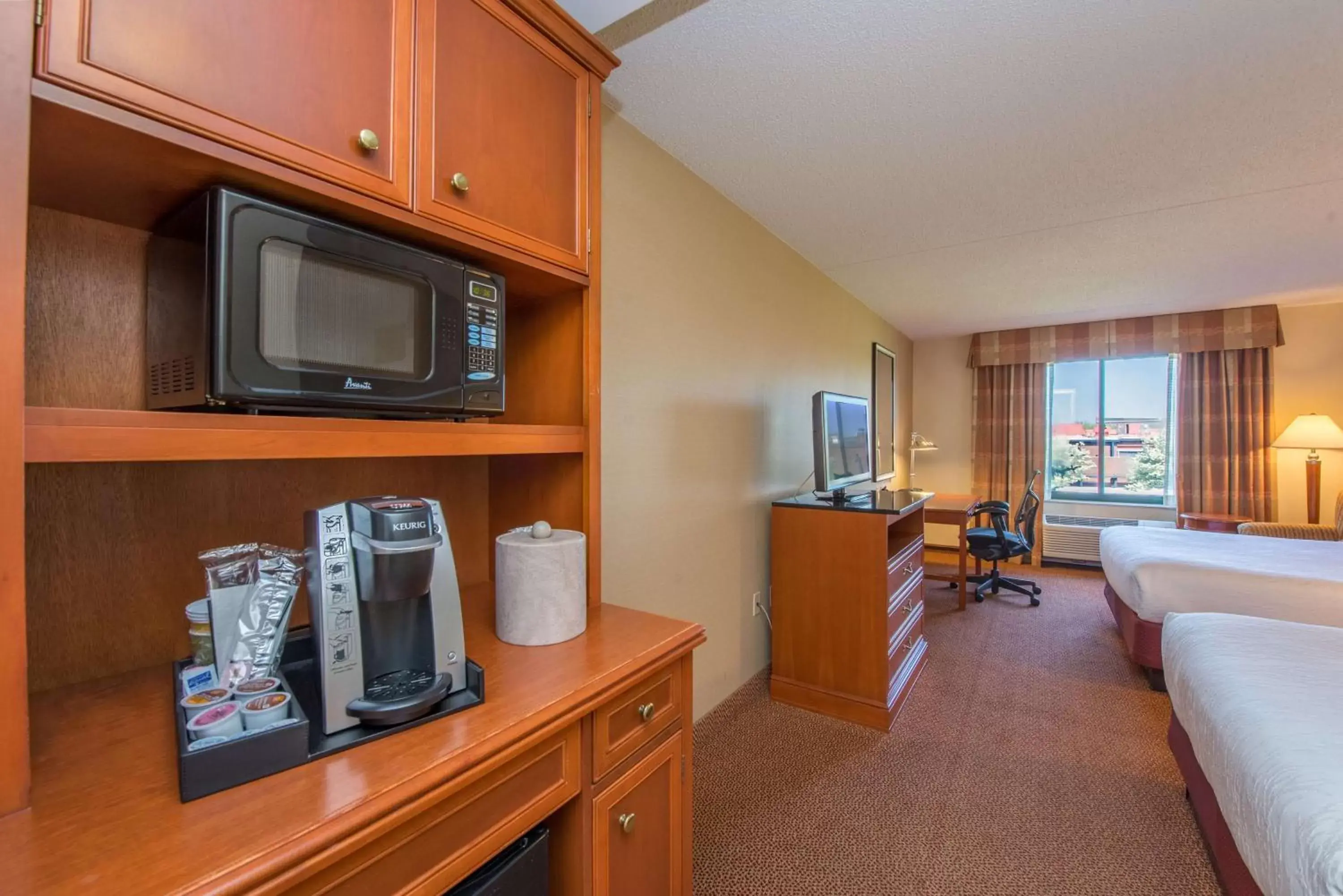 Bedroom, TV/Entertainment Center in Hilton Garden Inn Poughkeepsie/Fishkill