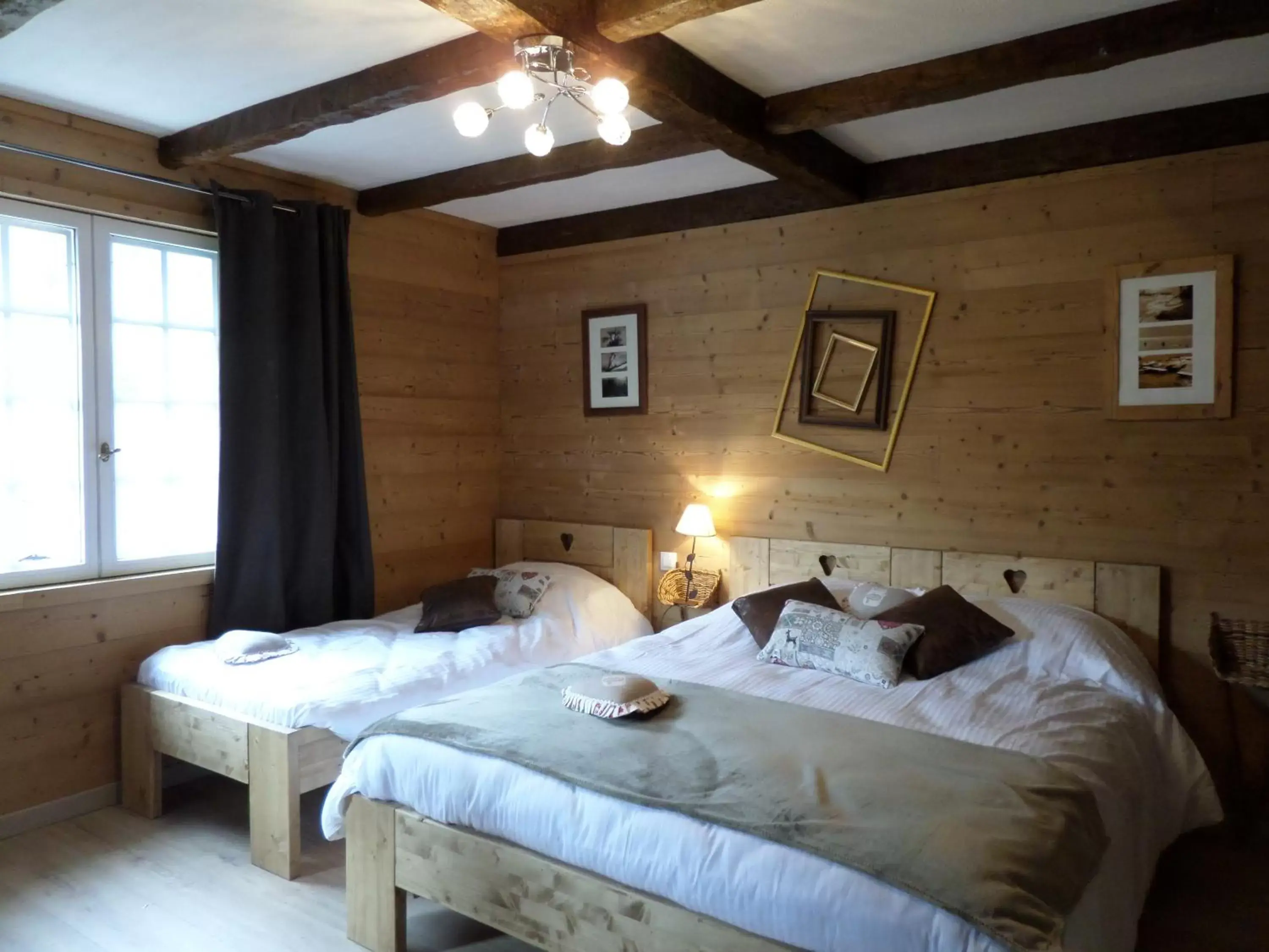 Bedroom, Bed in Auberge Du Fraizier