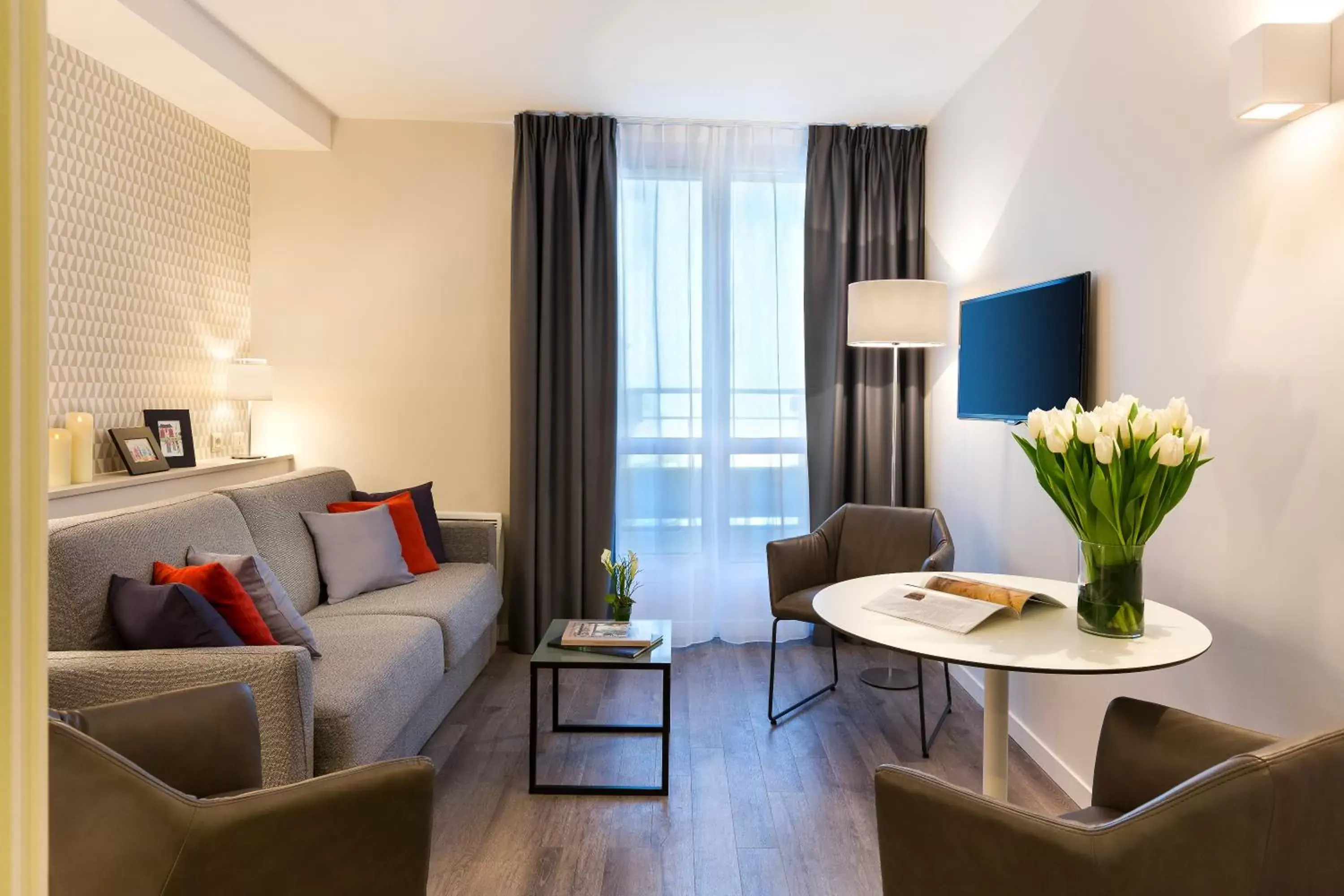 Living room, Seating Area in Citadines Montmartre Paris