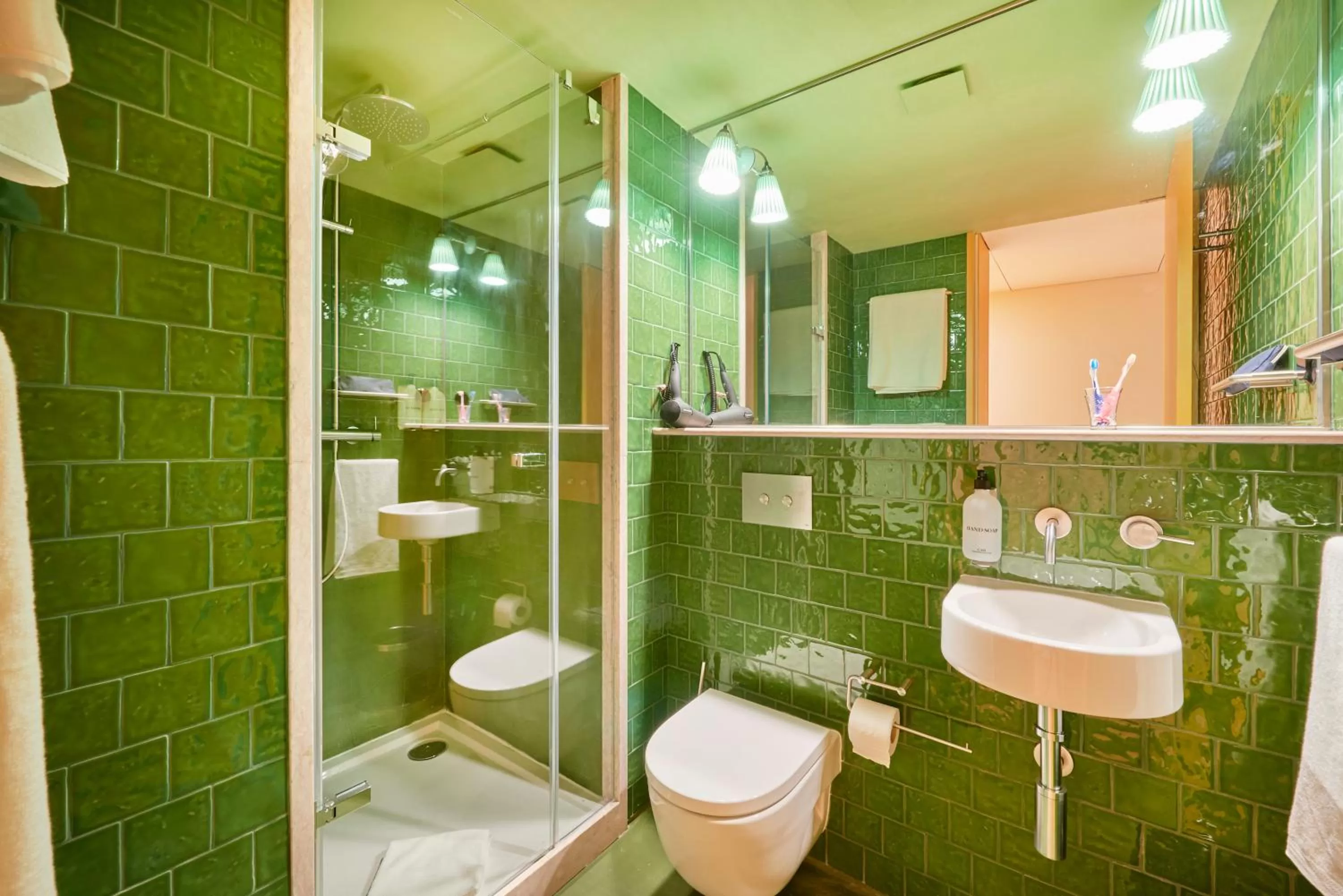 Shower in Cais Urban Lodge