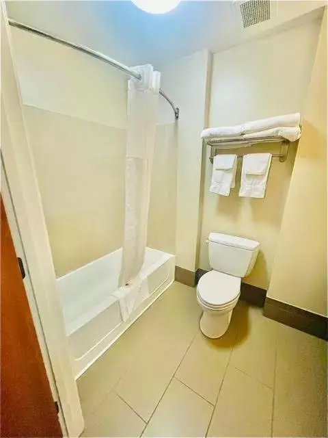 Toilet, Bathroom in Comfort Inn Hebron-Lowell Area