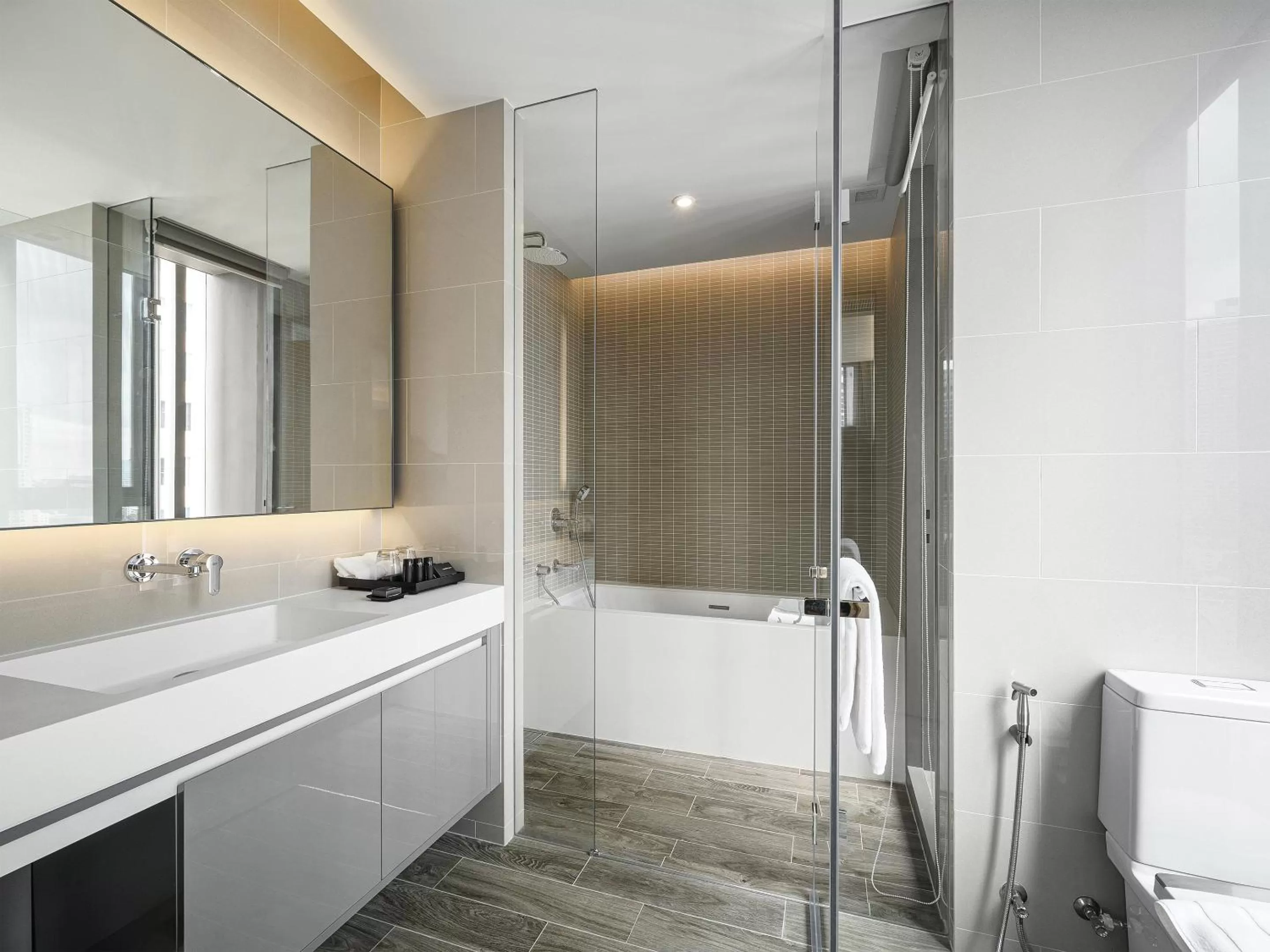 Shower in Oakwood Suites Bangkok