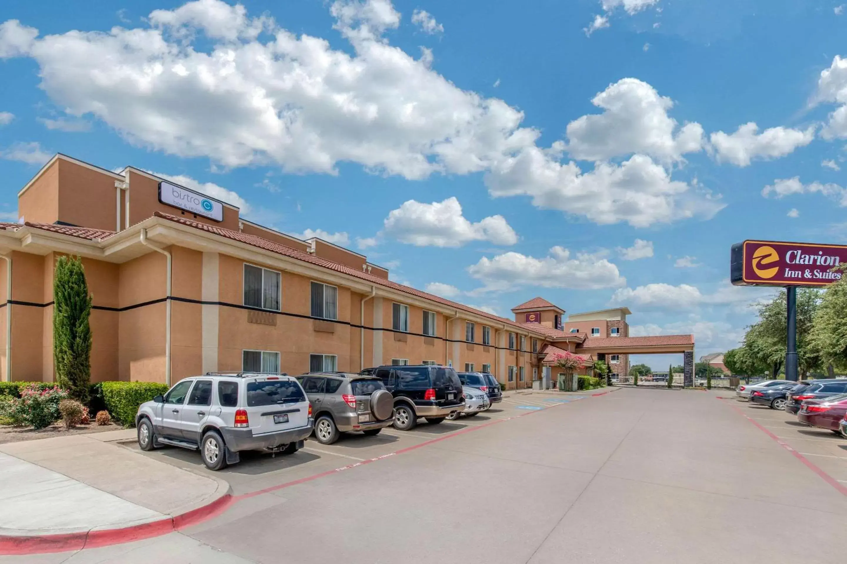 Property Building in Clarion Inn & Suites DFW North