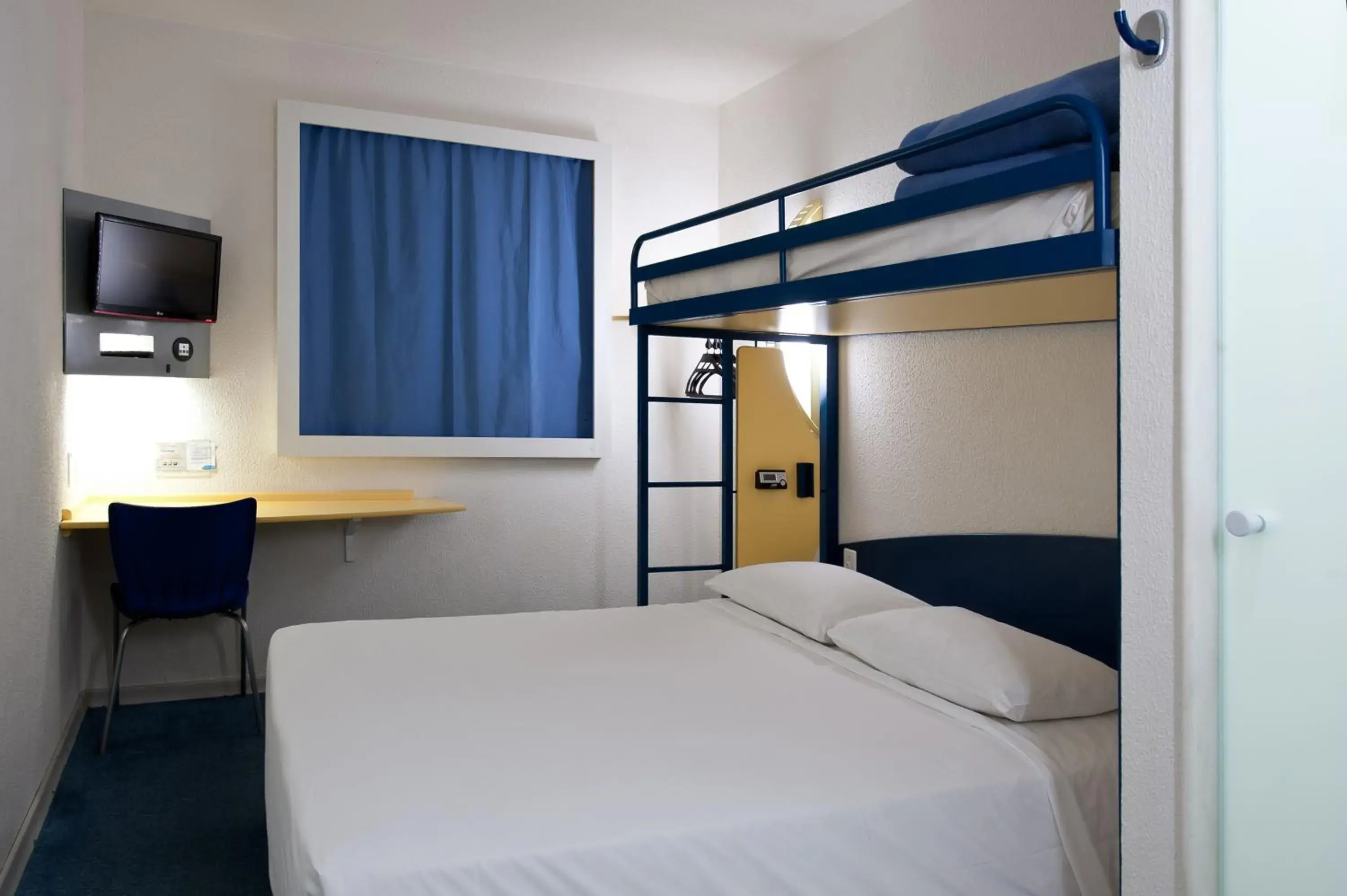 Bed, Bunk Bed in Ibis Budget Orly Chevilly Tram 7