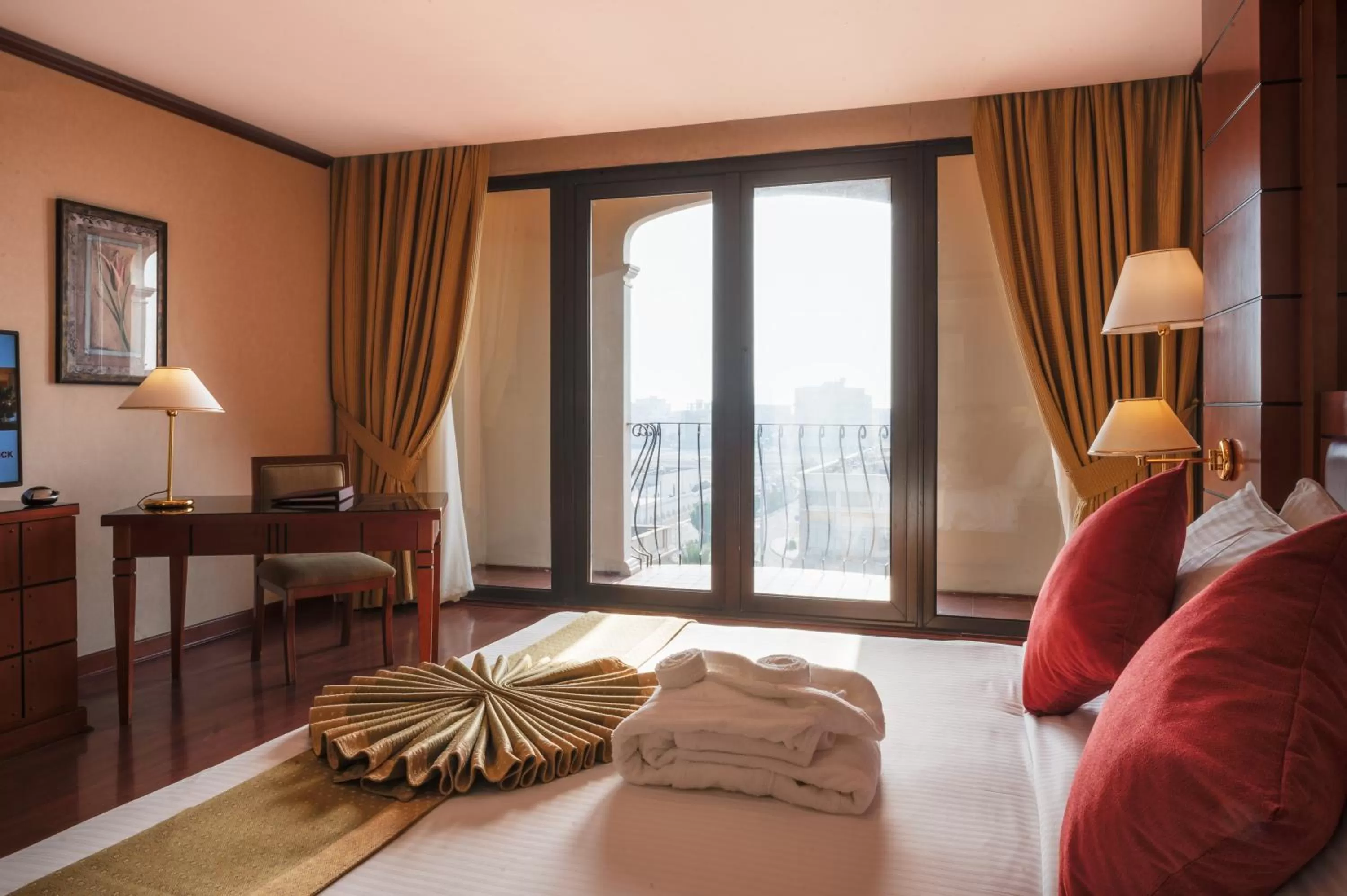 Deluxe King Room with Pool View in Mövenpick Hotel Jeddah