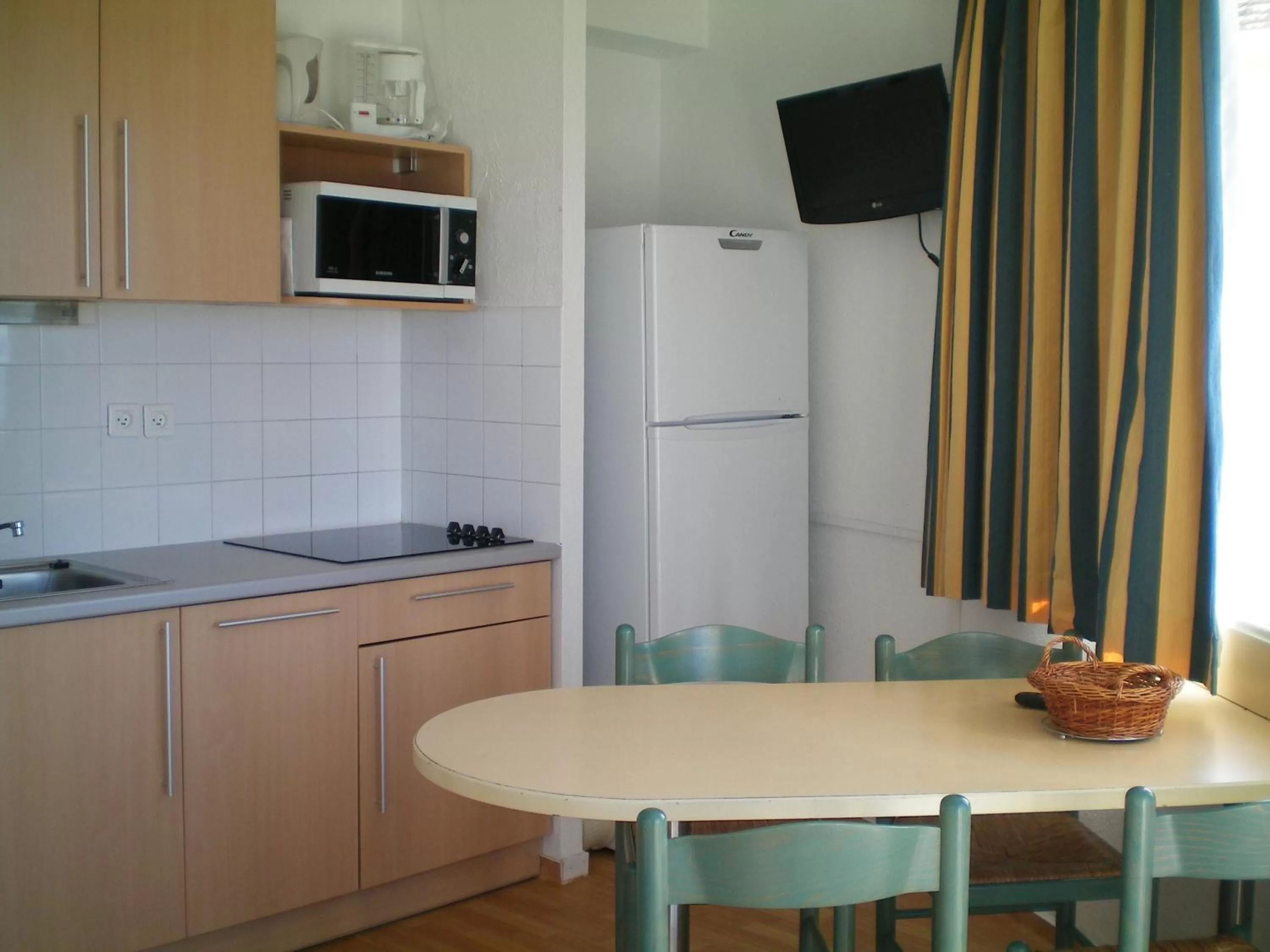 Kitchen or kitchenette in Résidence Mer & Golf Eugénie