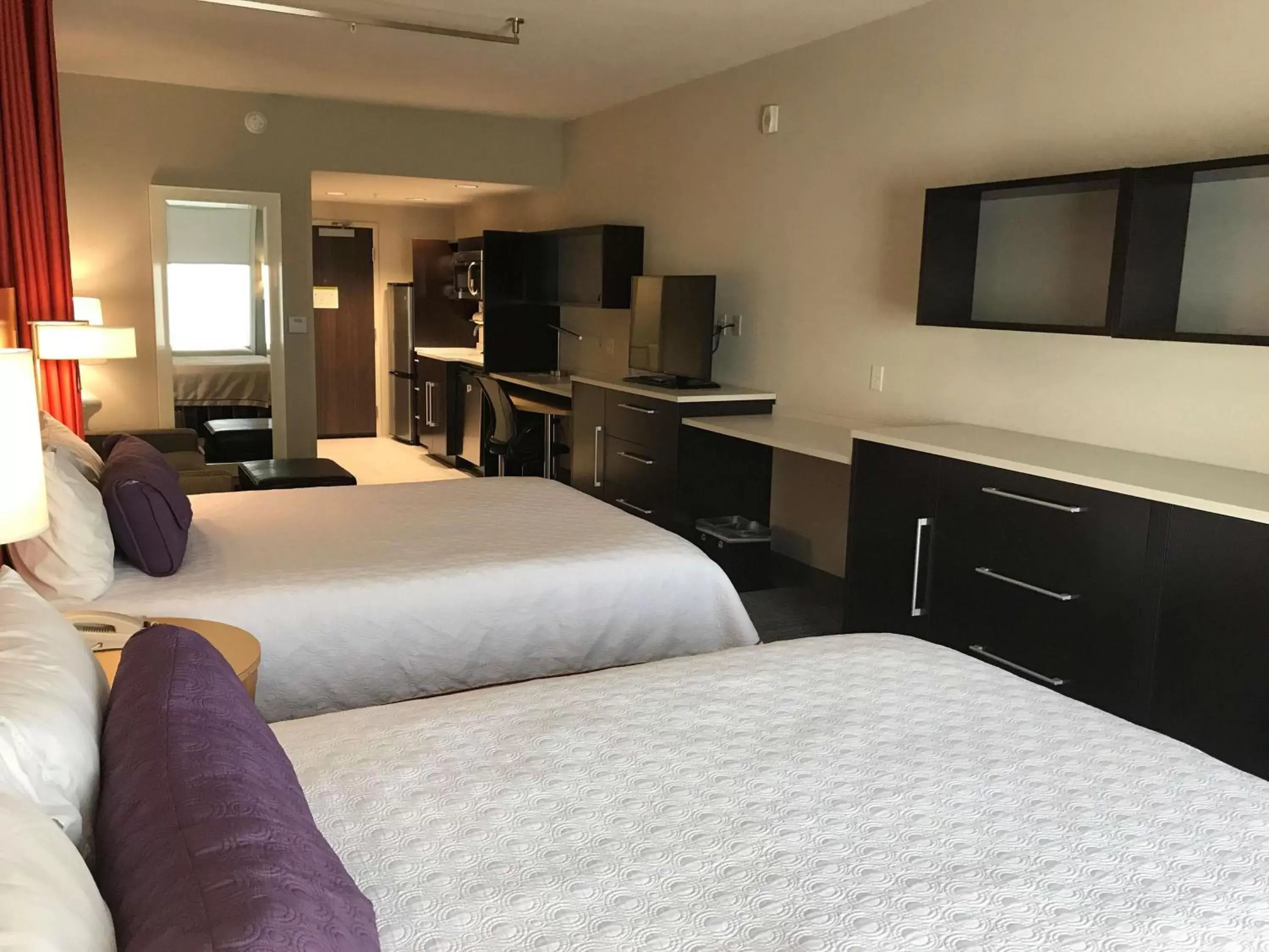 Kitchen or kitchenette, Bed in Home2 Suites by Hilton Fort Smith