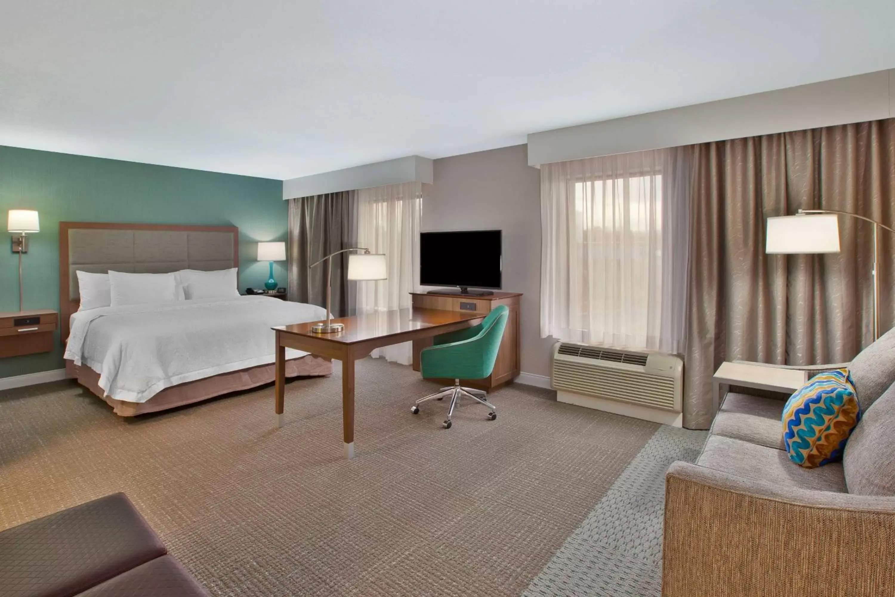 Bedroom, TV/Entertainment Center in Hampton Inn & Suites Alliance