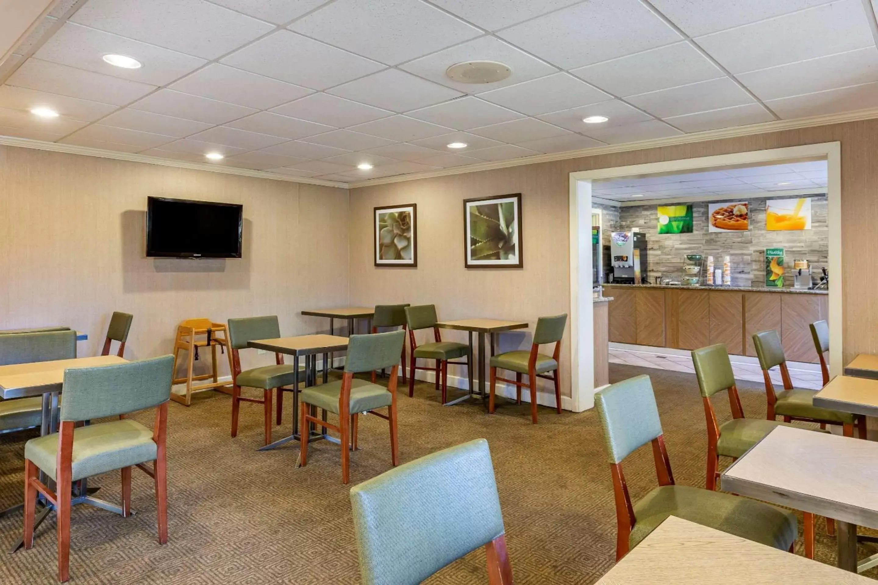 Restaurant/Places to Eat in Quality Inn & Suites Raleigh Durham Airport
