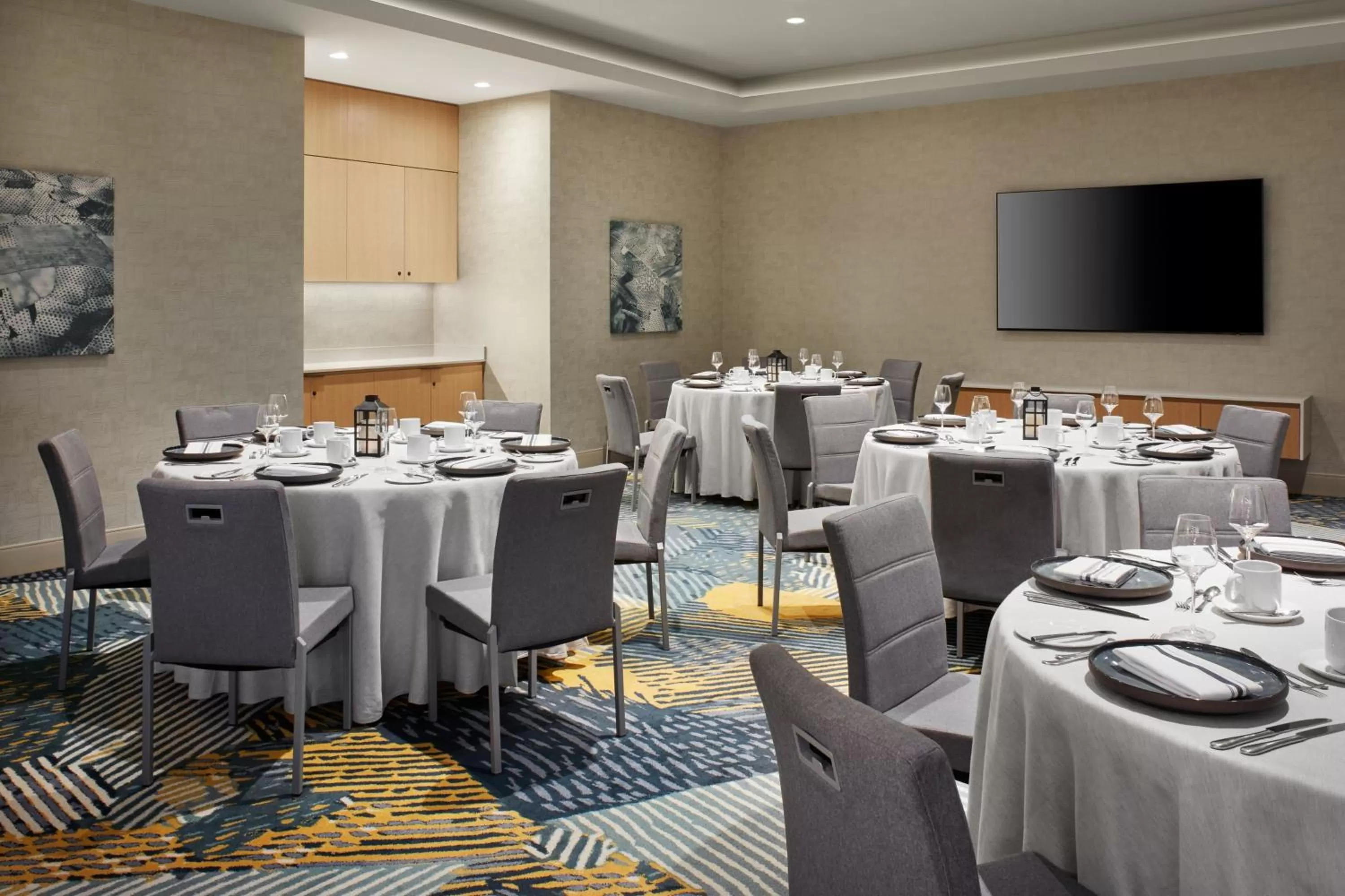 Restaurant/places to eat in Delta Hotels Calgary Airport In-Terminal