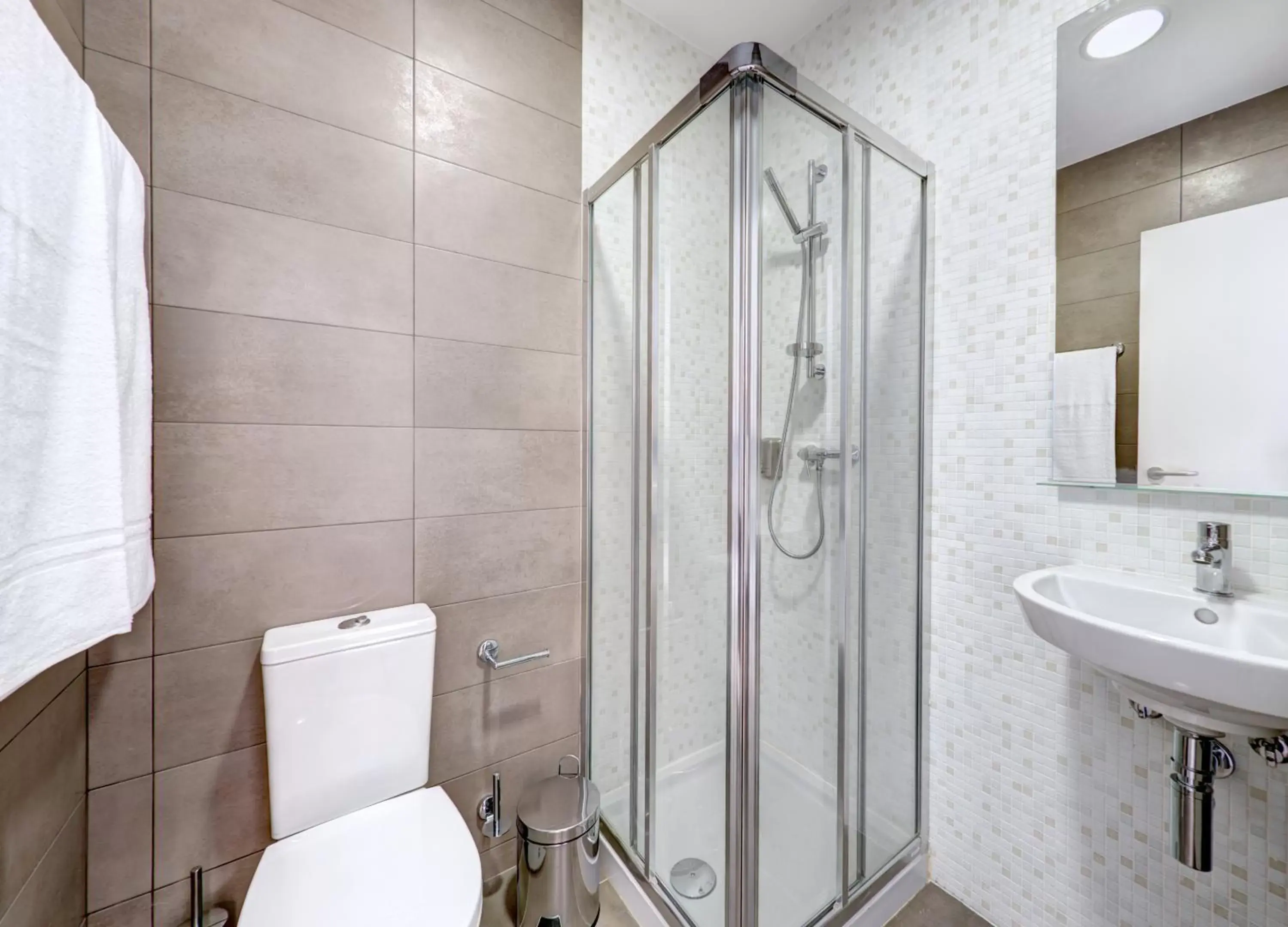 Shower, Bathroom in Hotel do Mercado
