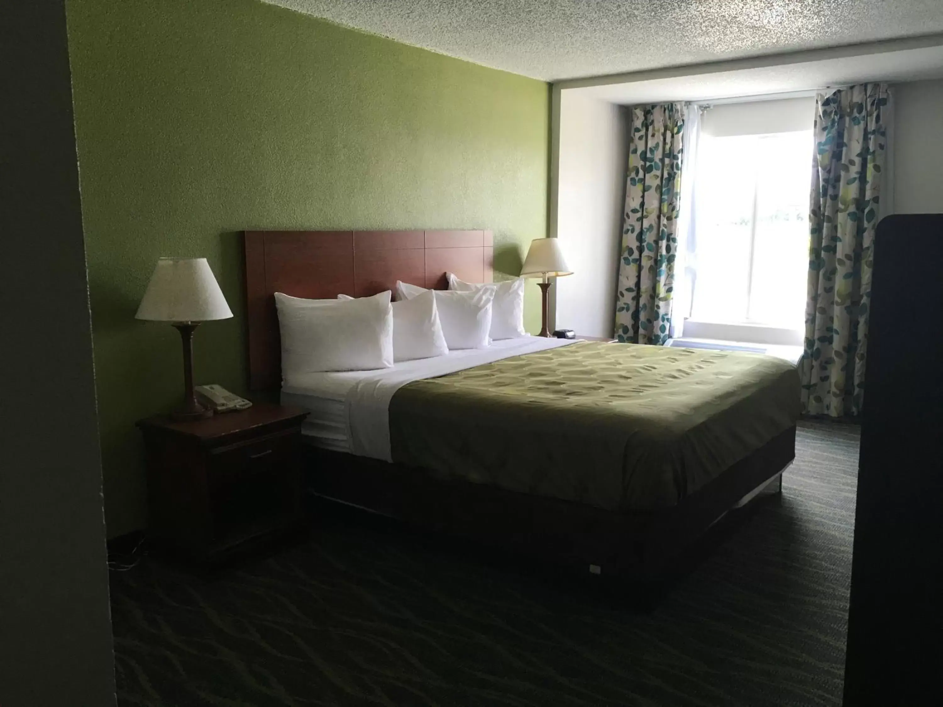 Bed in Quality Inn & Suites Orlando / Winter Park