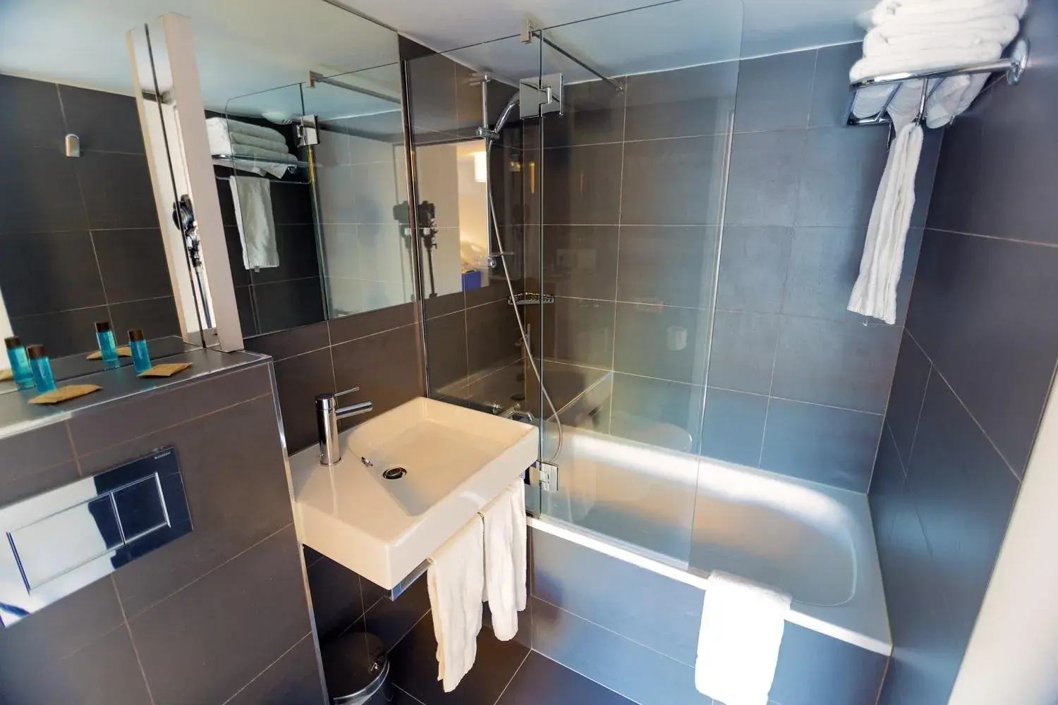 Bathroom in Hôtel Charing Cross