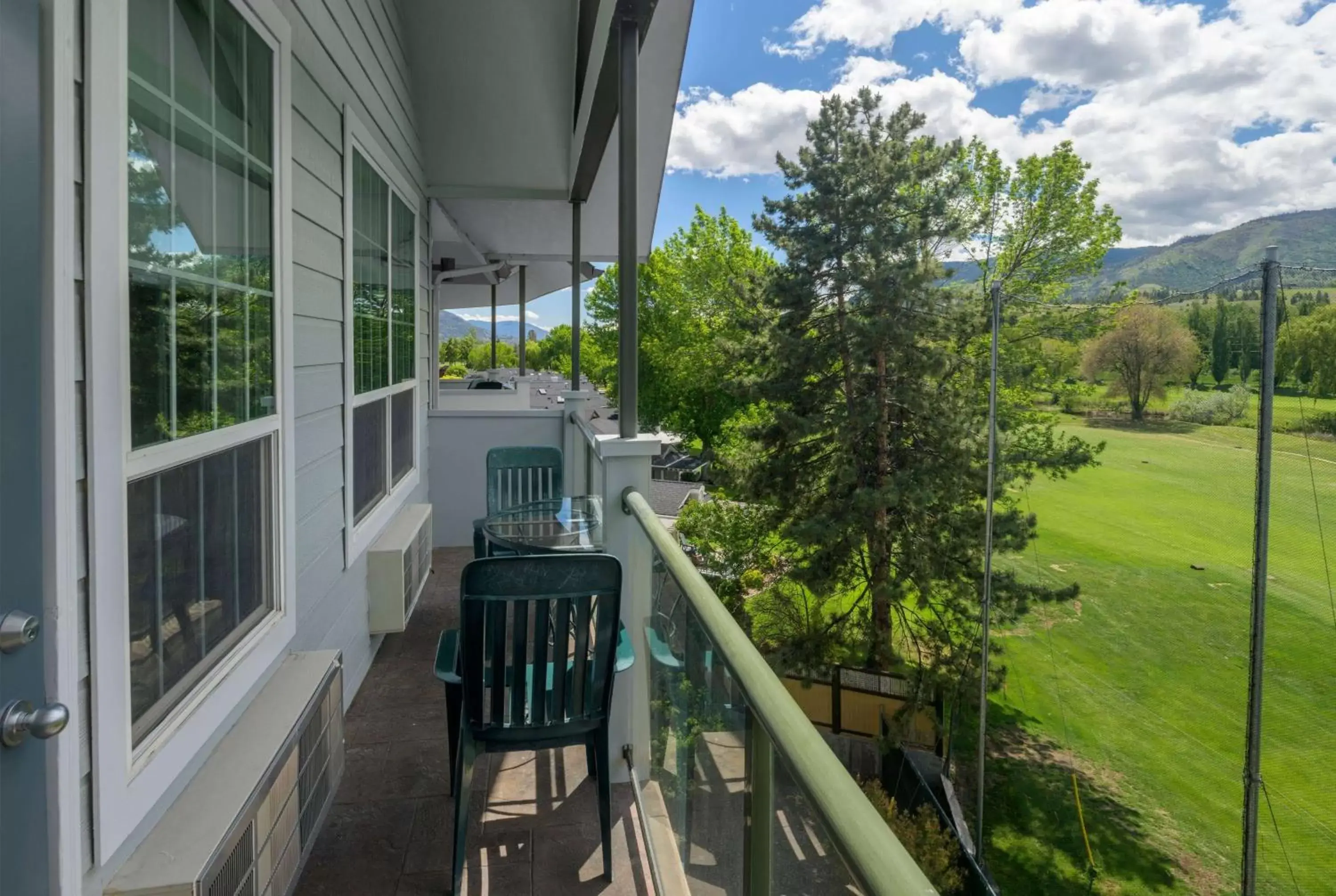 Photo of the whole room, Balcony/Terrace in Ramada by Wyndham Penticton Hotel & Suites