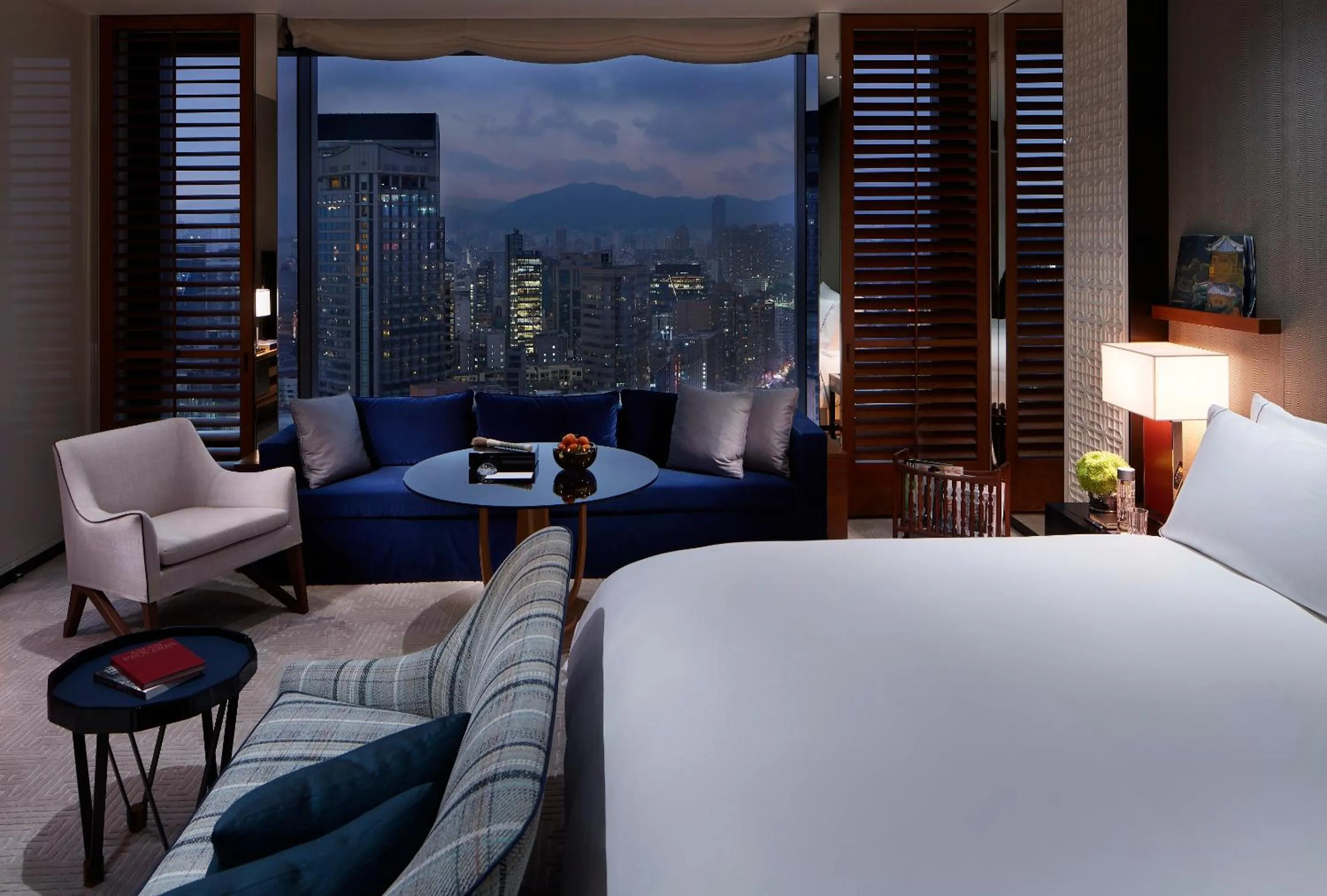 Bedroom, Bed in Rosewood Hong Kong