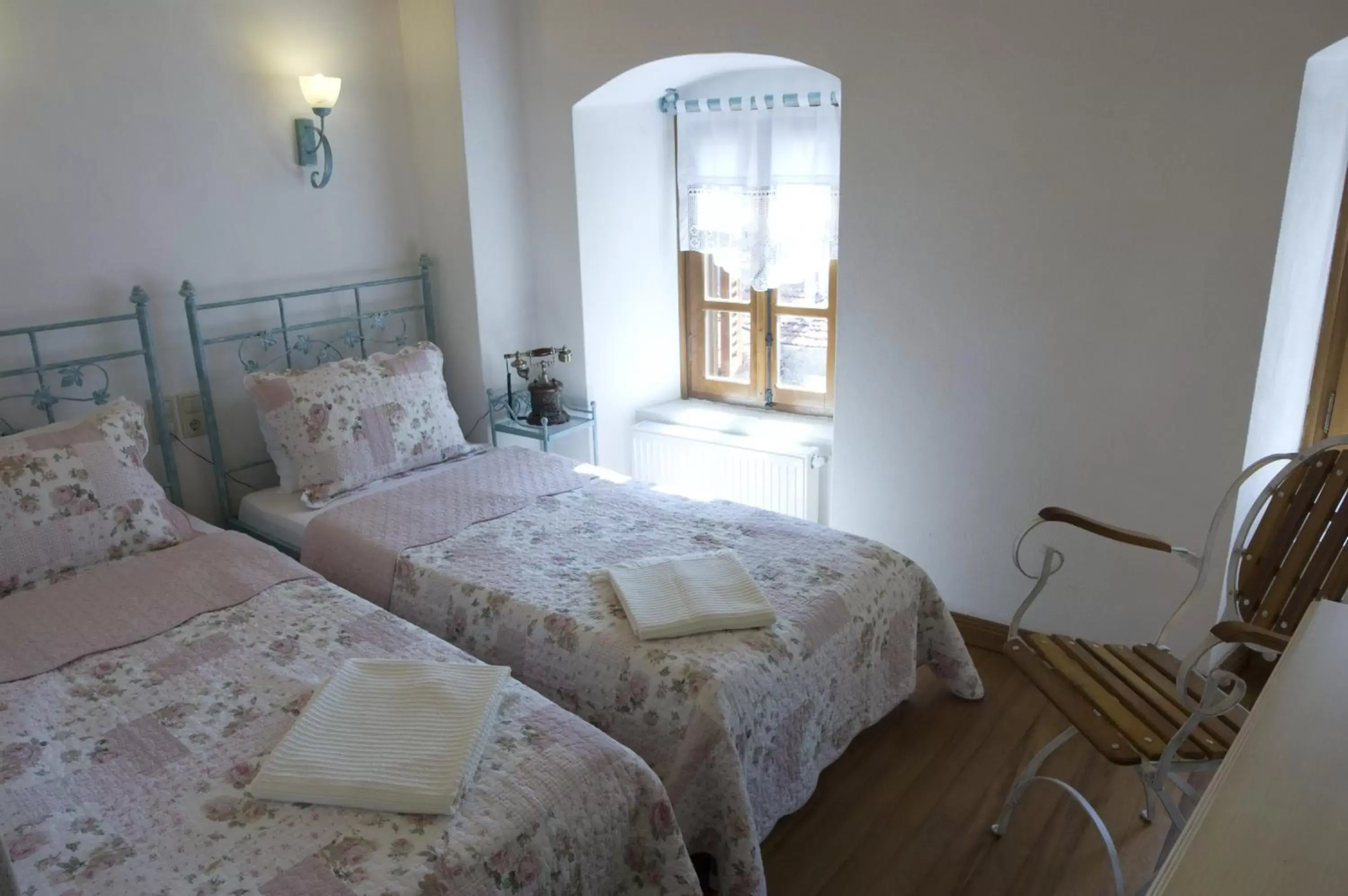 Deluxe Twin Room in Hotel Des Etrangers - Special Category Deluxe Twin Room in Hotel Des Etrangers - Special Category
