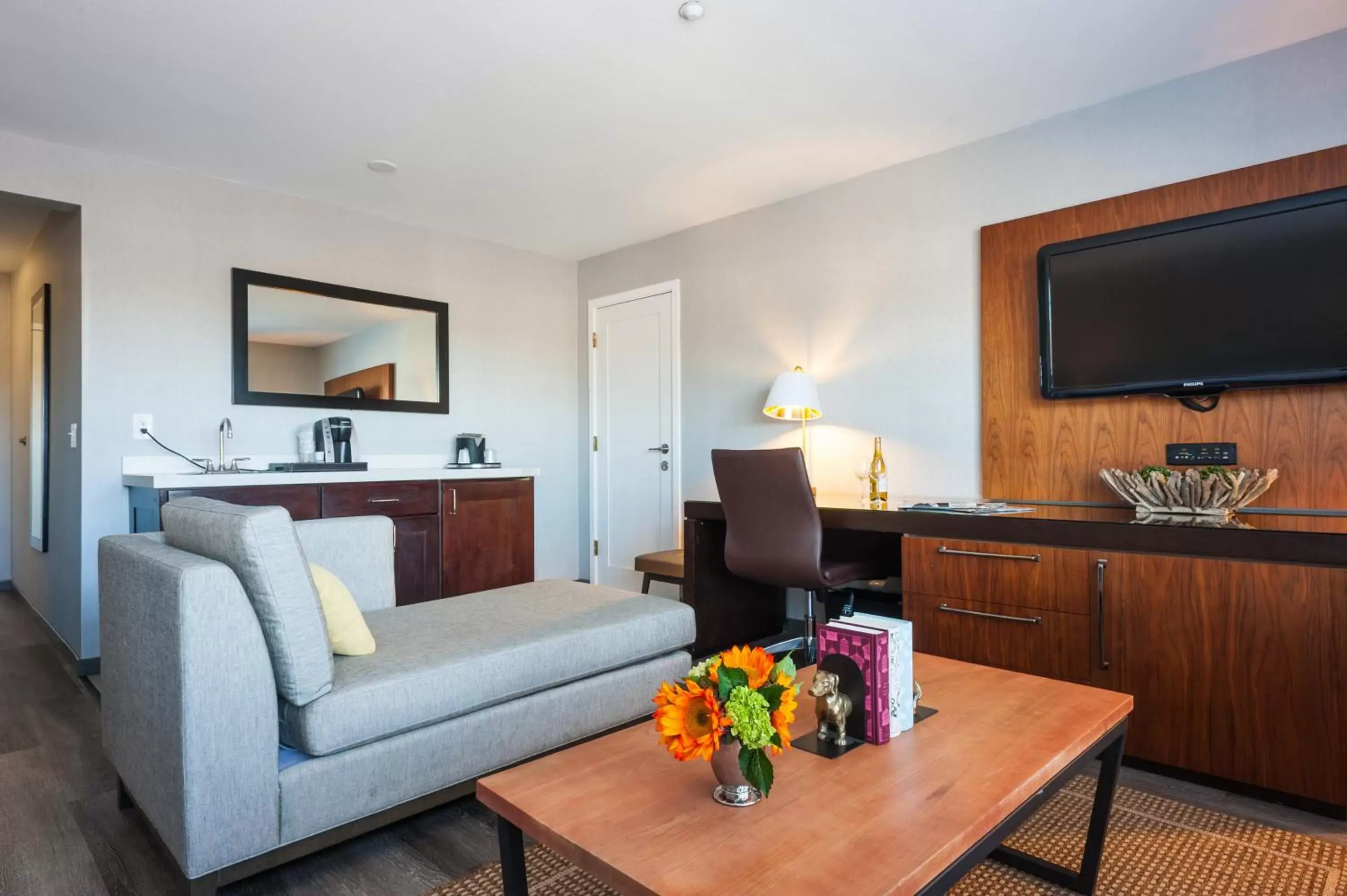 Living room, Seating Area in Hotel Indigo Napa Valley, an IHG Hotel